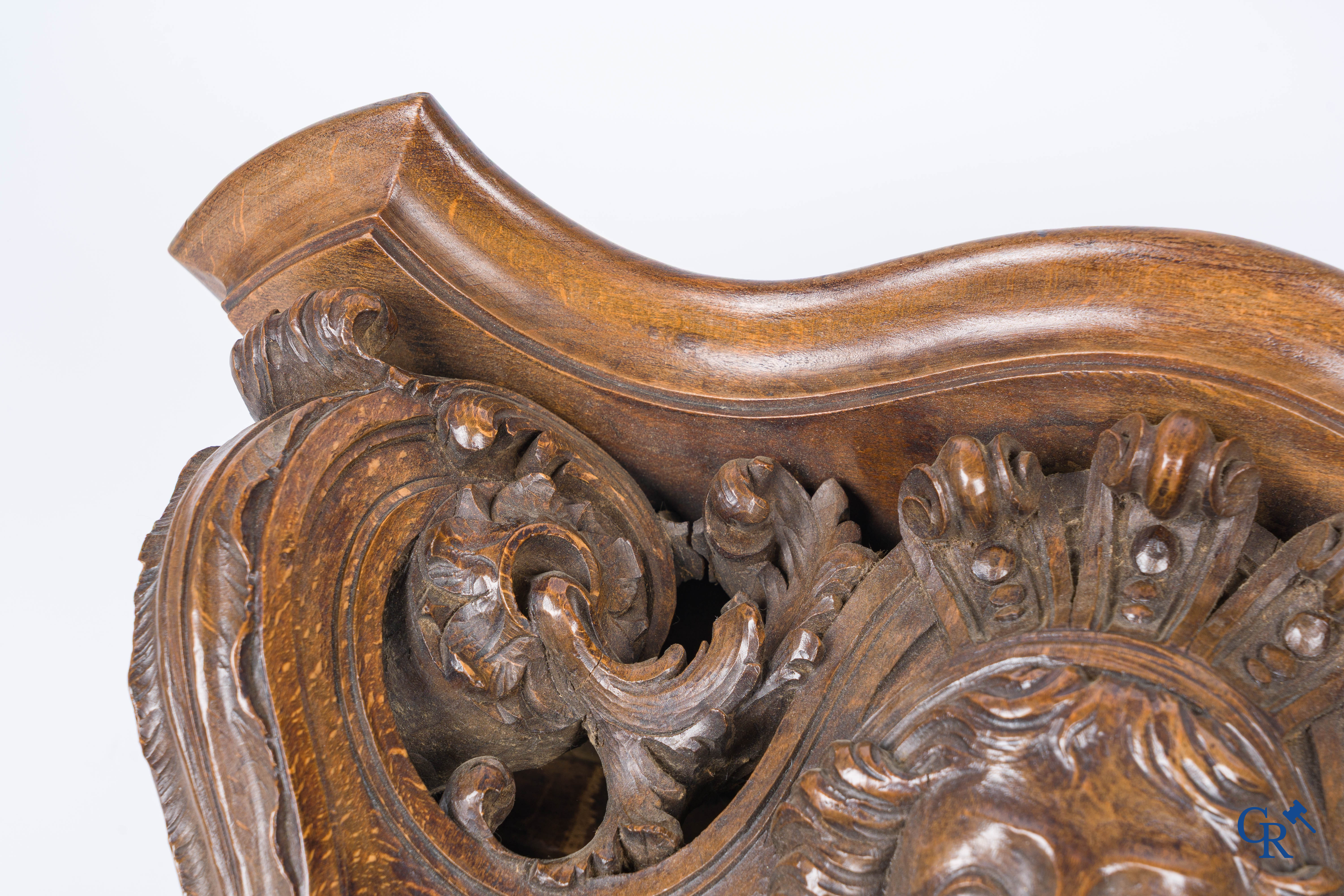 Une console murale de style Renaissance richement sculptée en noyer. XIXe siècle.