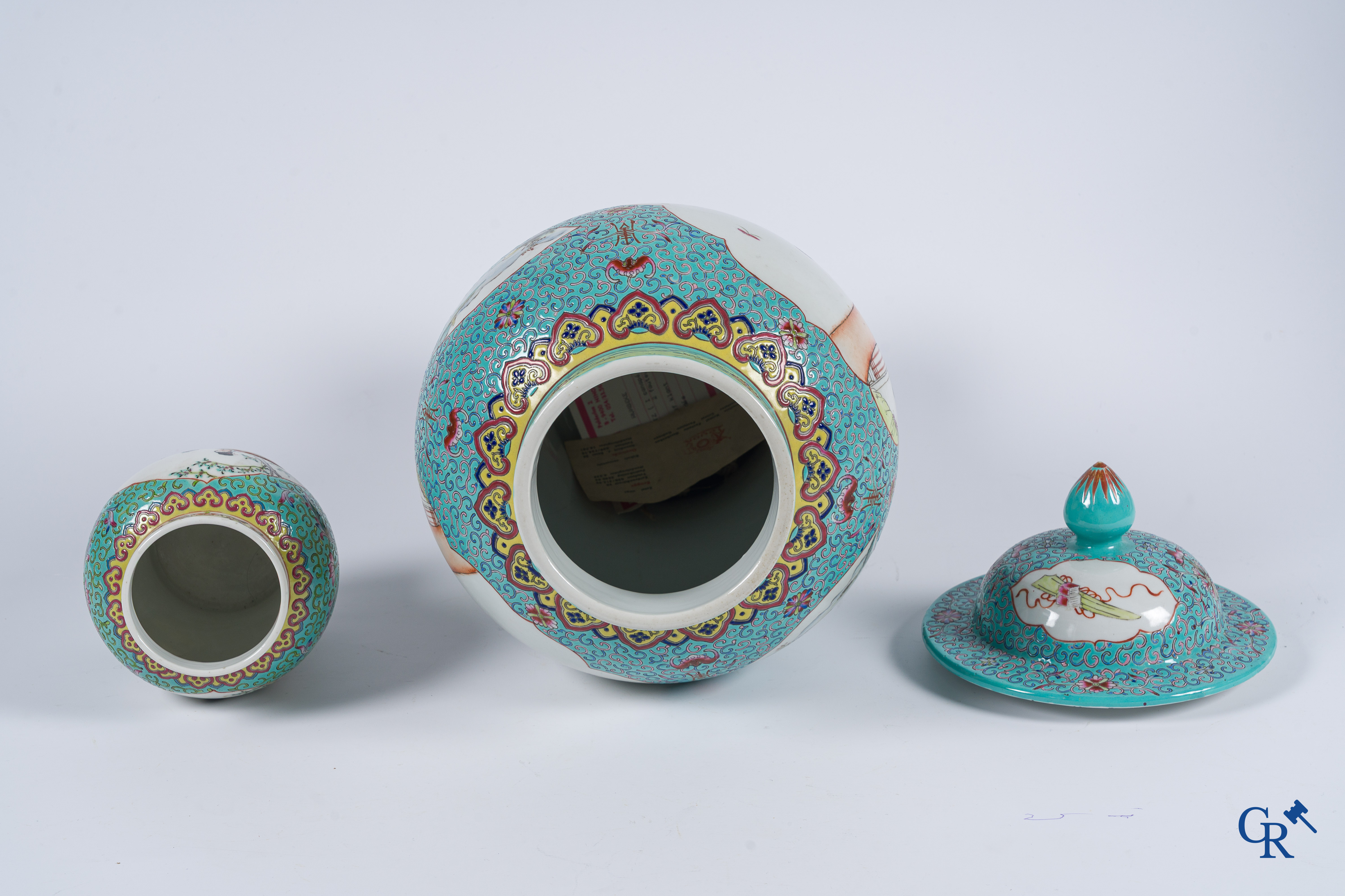 Art Asiatique. Porcelaine chinoise. Lot de 3 vases chinois. XXe siècle.