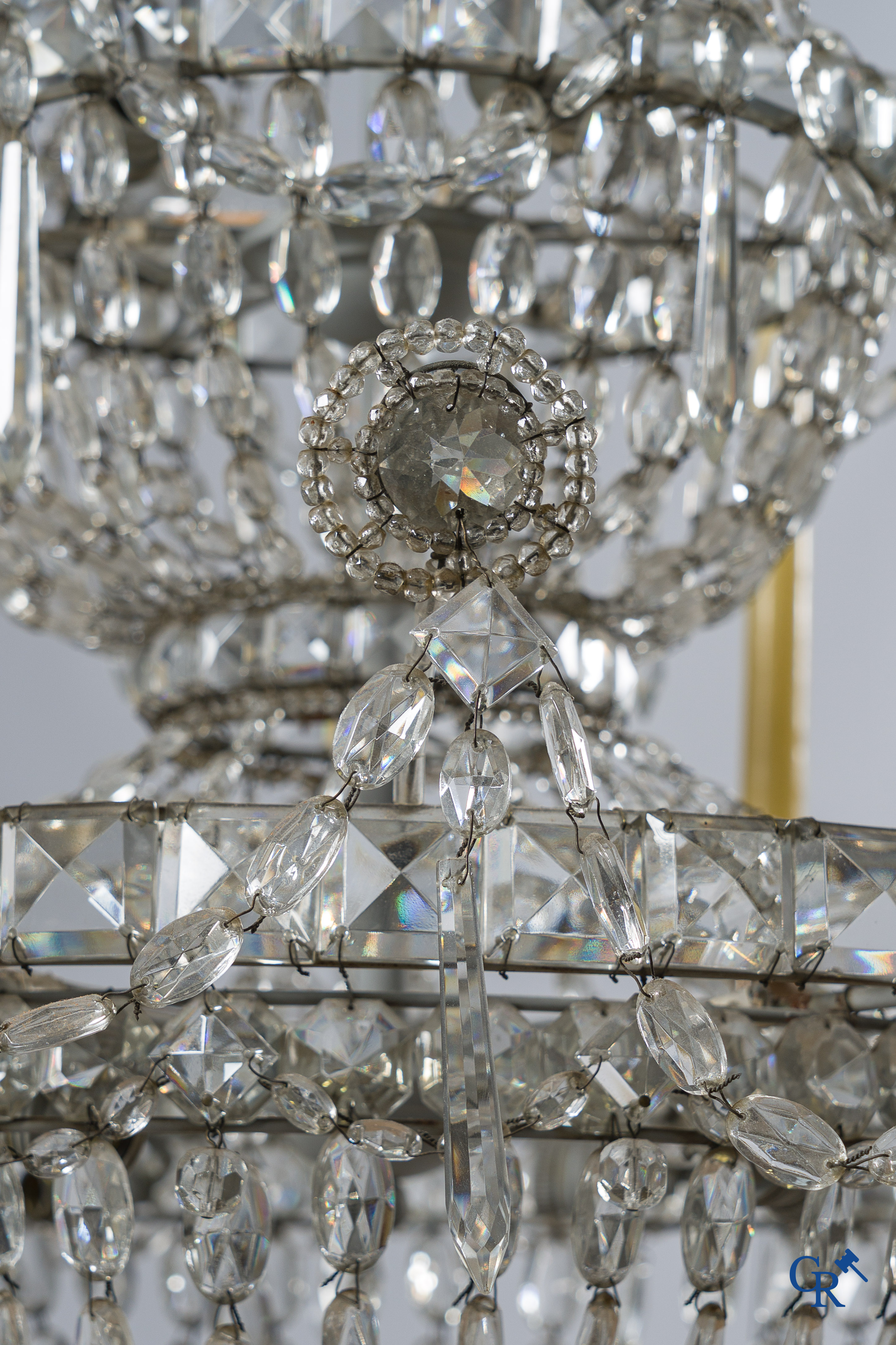 Lustre décoratif "Sac à perles" à 5 branches. Double niveau avec cristal à facettes. Vers 1900.