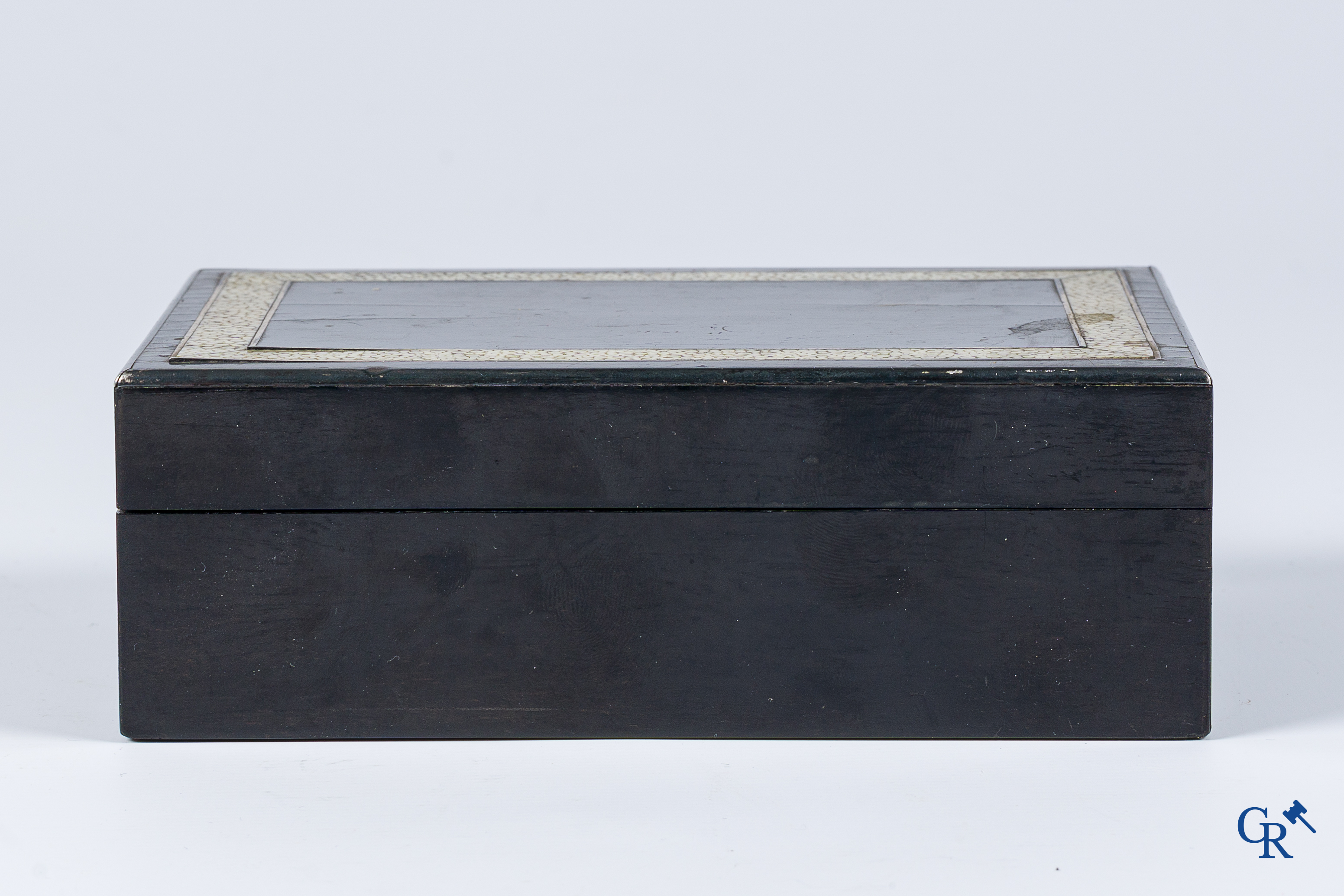 Alfred Dunhill, Londres. Art déco. Boîte à cigares en placage d'ébène et bois cubain incrusté d'argent et de galuchat.