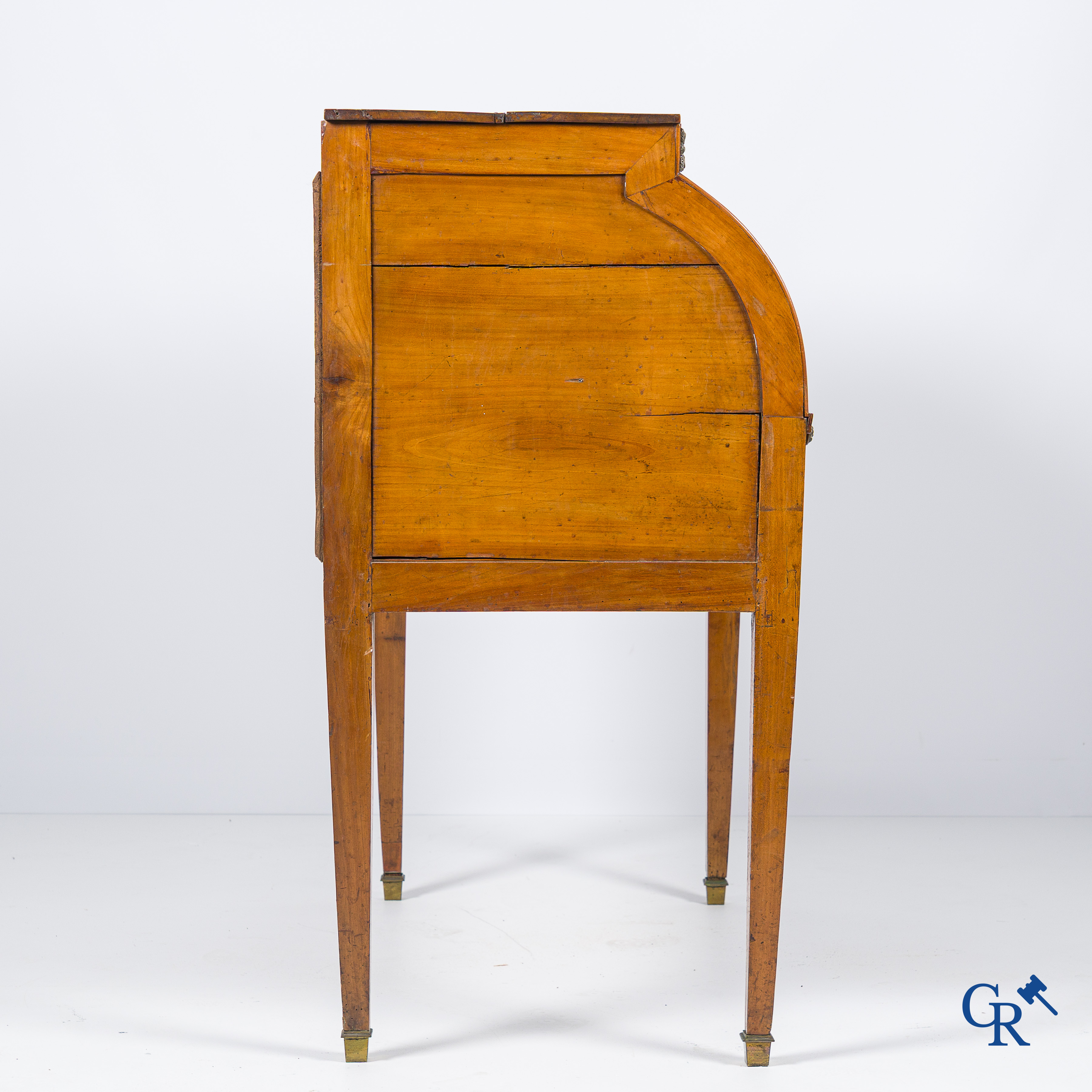 Epoque LXVI. Bureau à cylindre de dame en cerisier et marqueterie. France, fin XVIIIème.