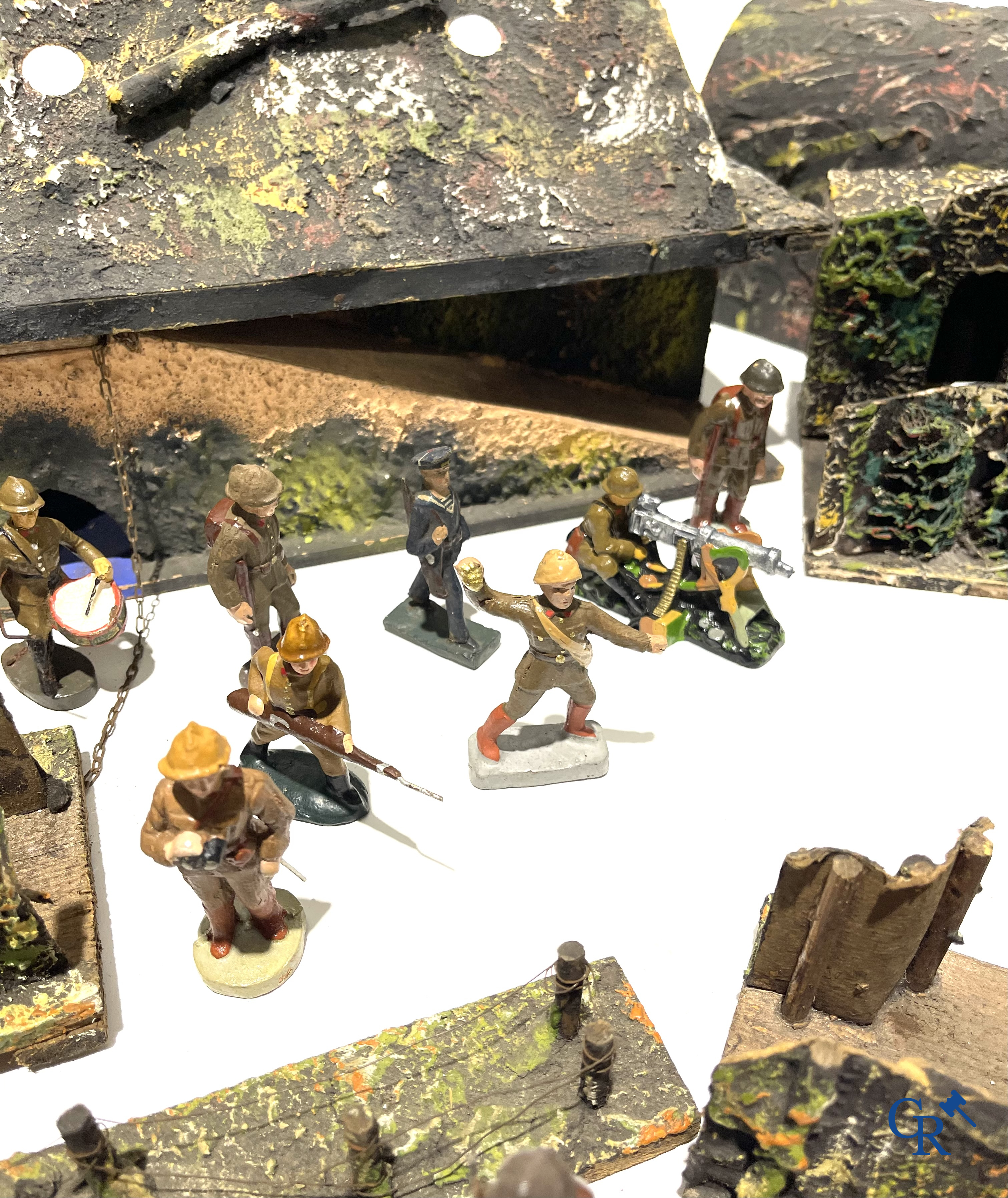 Grand nombre de jouets militaires ancien. Chars Gamma, figurines en composite, bunkers, tranchées, hôpital de campagne, etc. Années 1930-40.