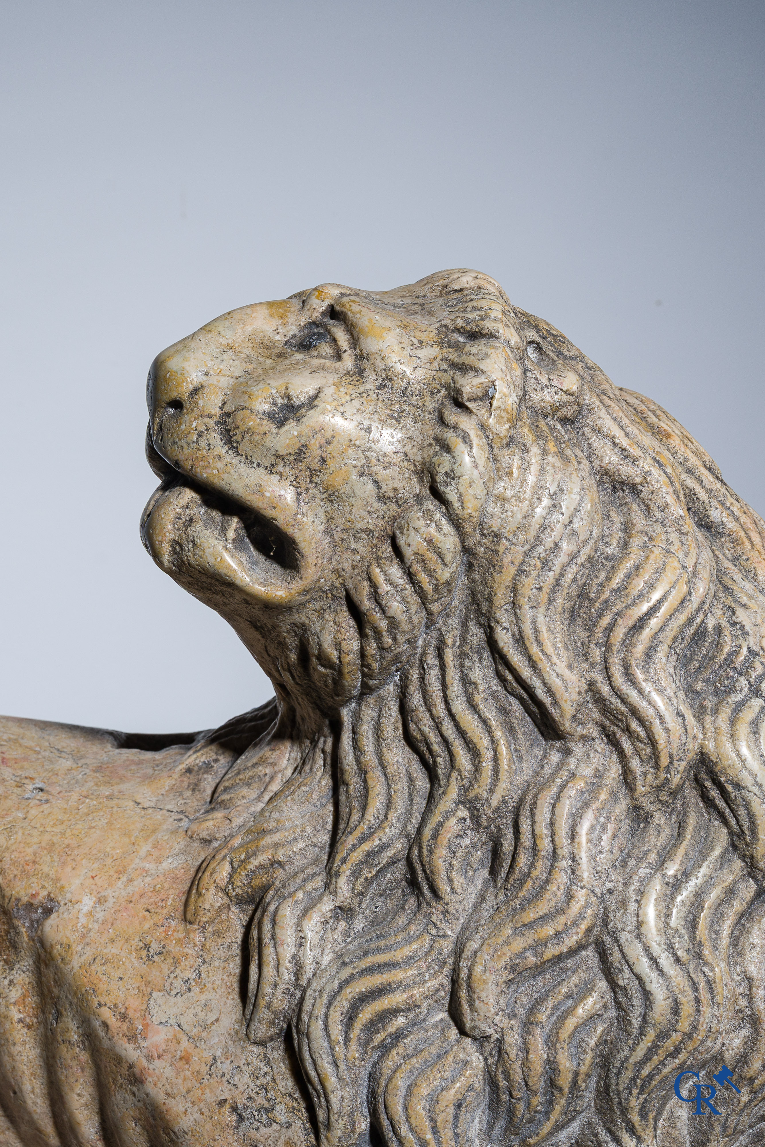 Lion couché taillé en marbre, pupilles en plomb. Italie, vers 1700.