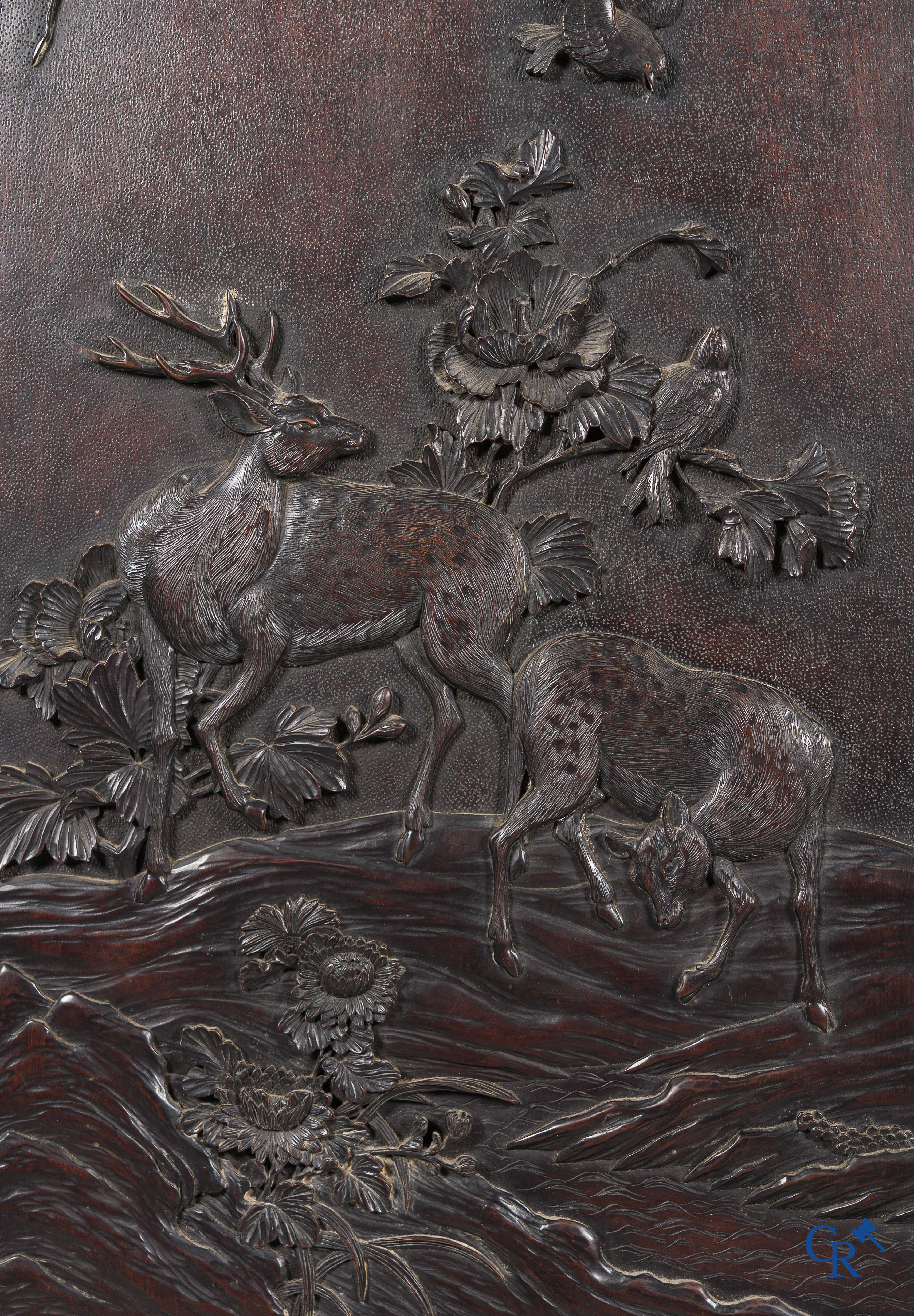 Art Asiatique. Exceptionnel et impressionnant meuble avec des panneaux chinois finement sculptés. XIXe siècle.