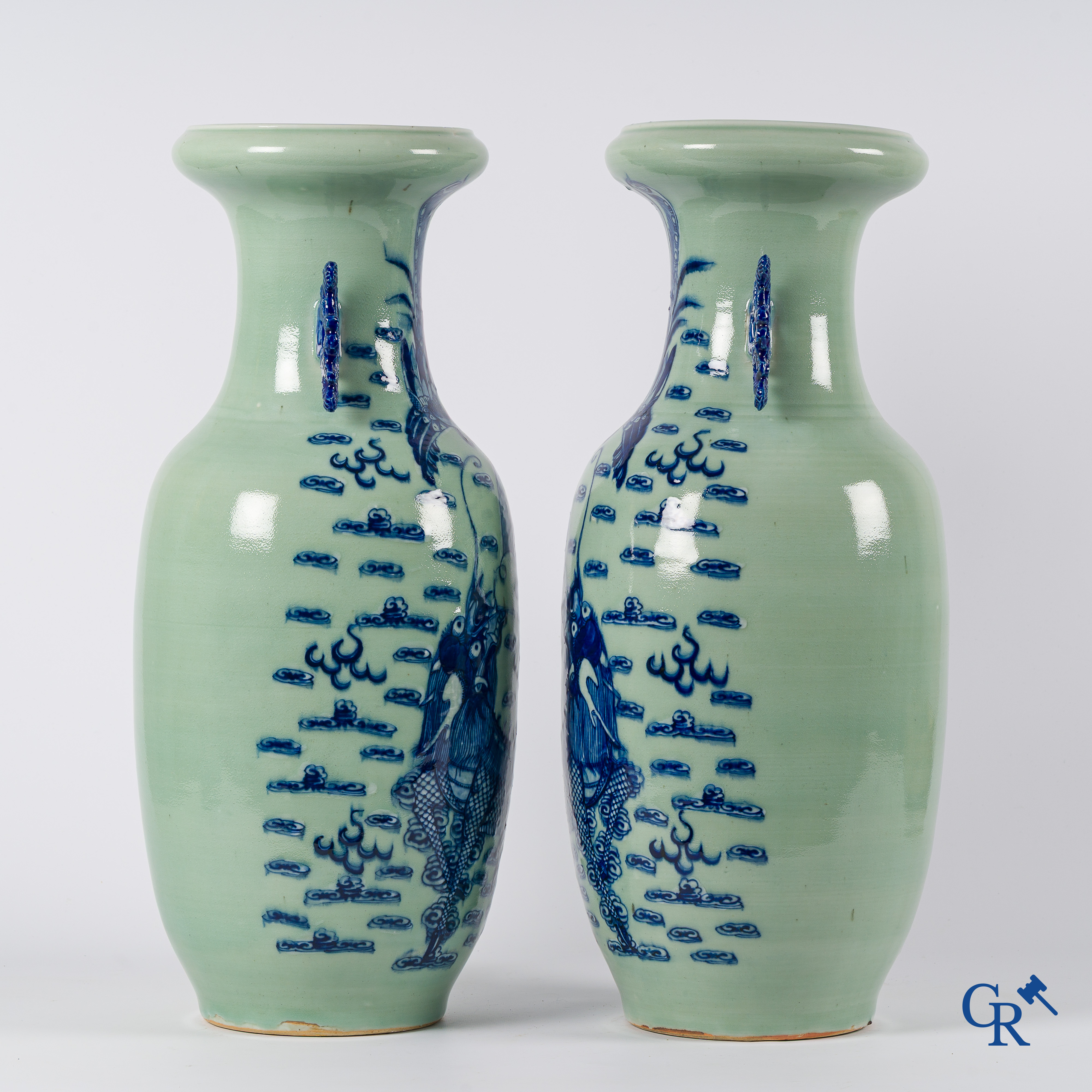 Art Asiatique. Porcelaine chinoise. Paire de vases céladon avec décor de dragons et un phénix. Chine, fin du 19ème siècle.