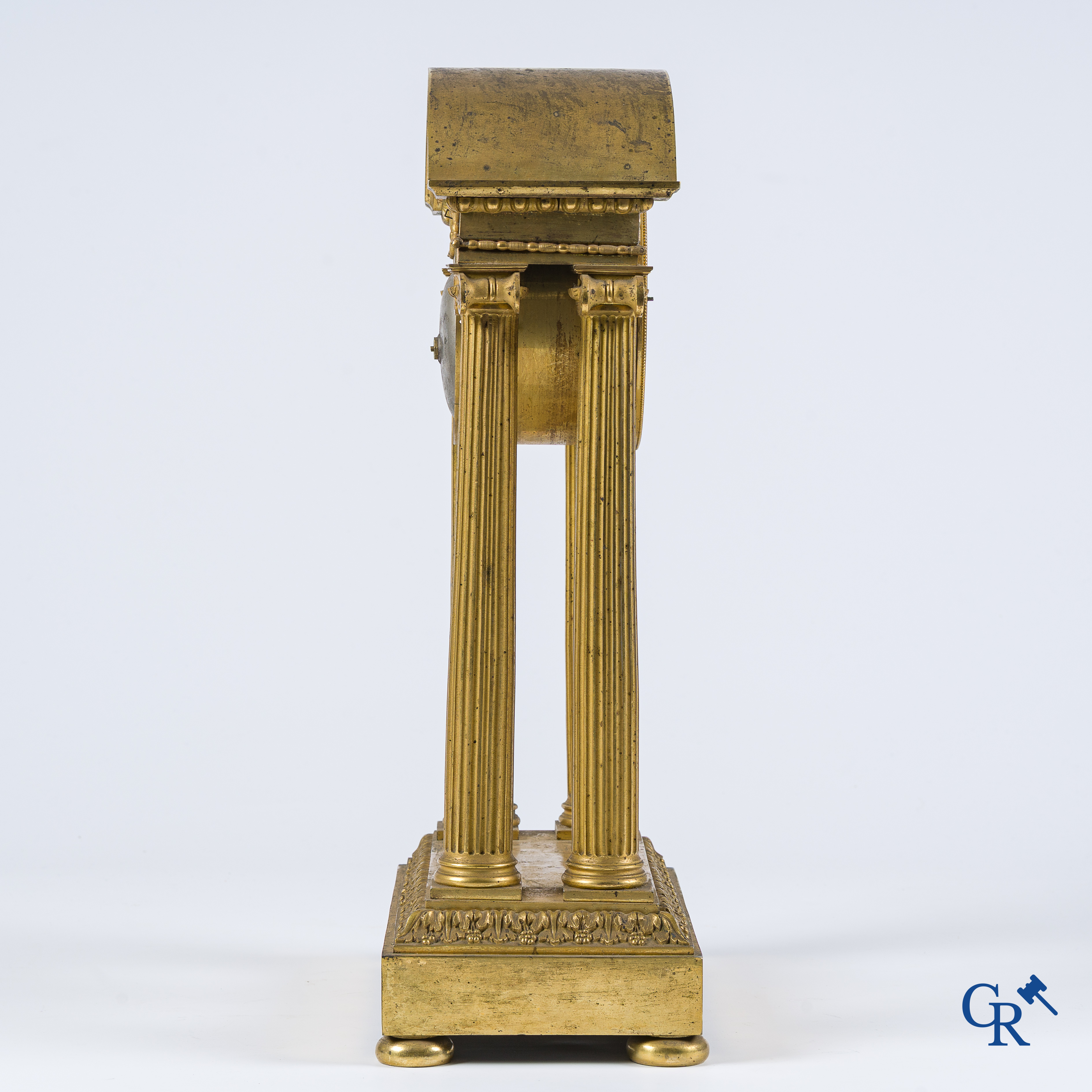 Warnier l'ainé à Paris. Portaalpendule met klassieke zuilen in fijn geciseleerd en verguld brons. Eind 18e eeuw.