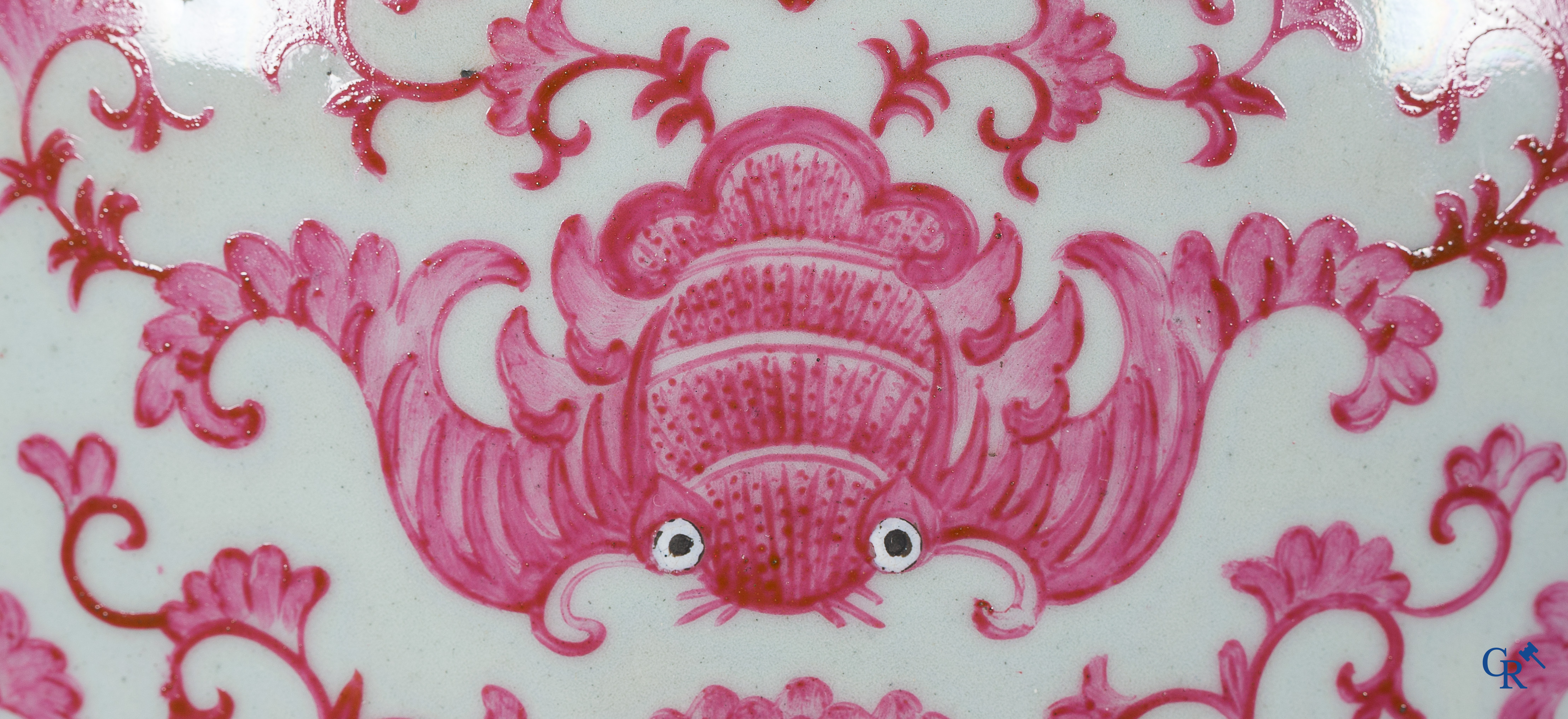 Art Asiatique. Porcelaine chinoise. Grand vase balustre aux motifs violet-rose "puce". 19ème siècle.