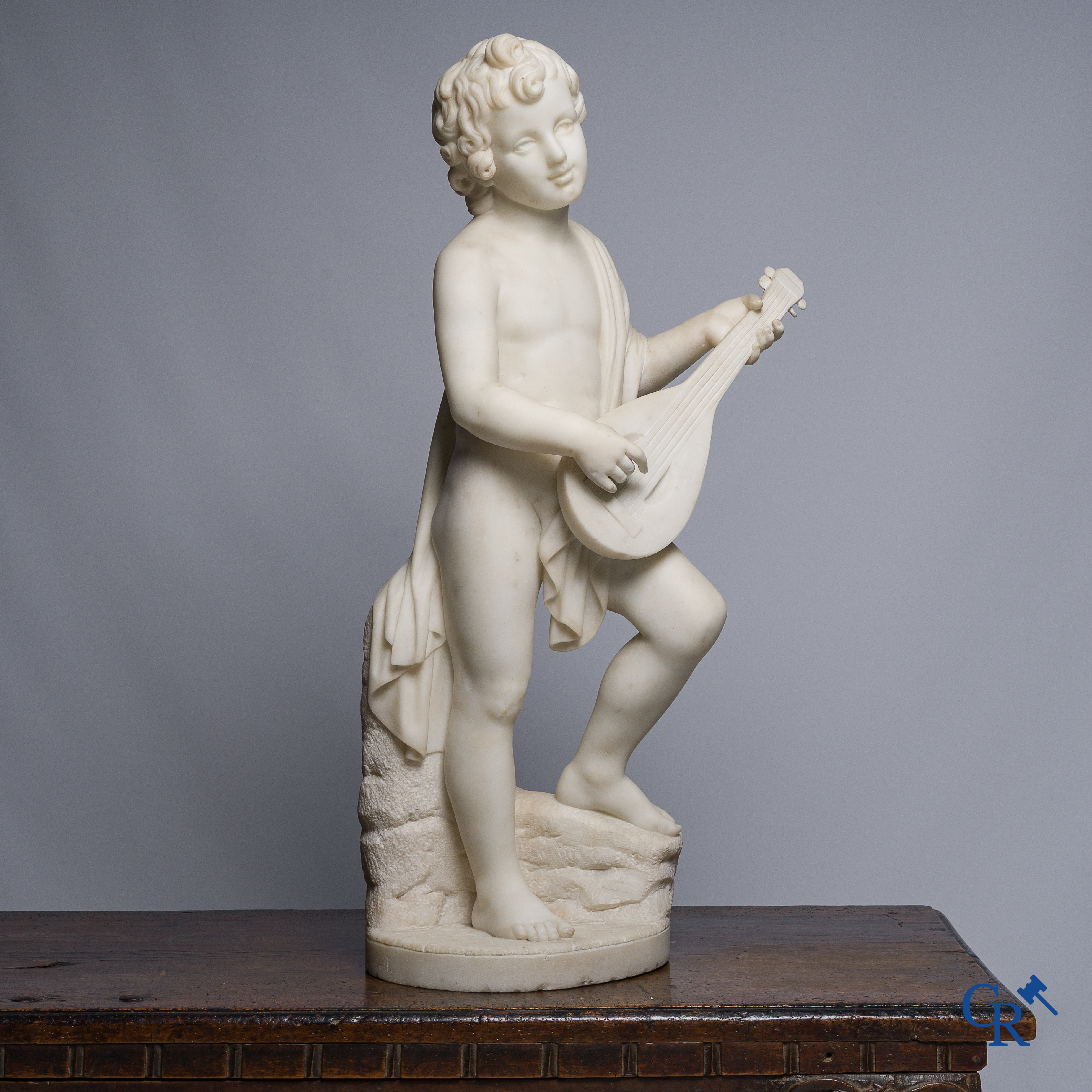 Leopoldo Giromella (Carrara, 1815-1870) Voorstelling van een mandolinespeler in gebeeldhouwd marmer. Circa 1860.