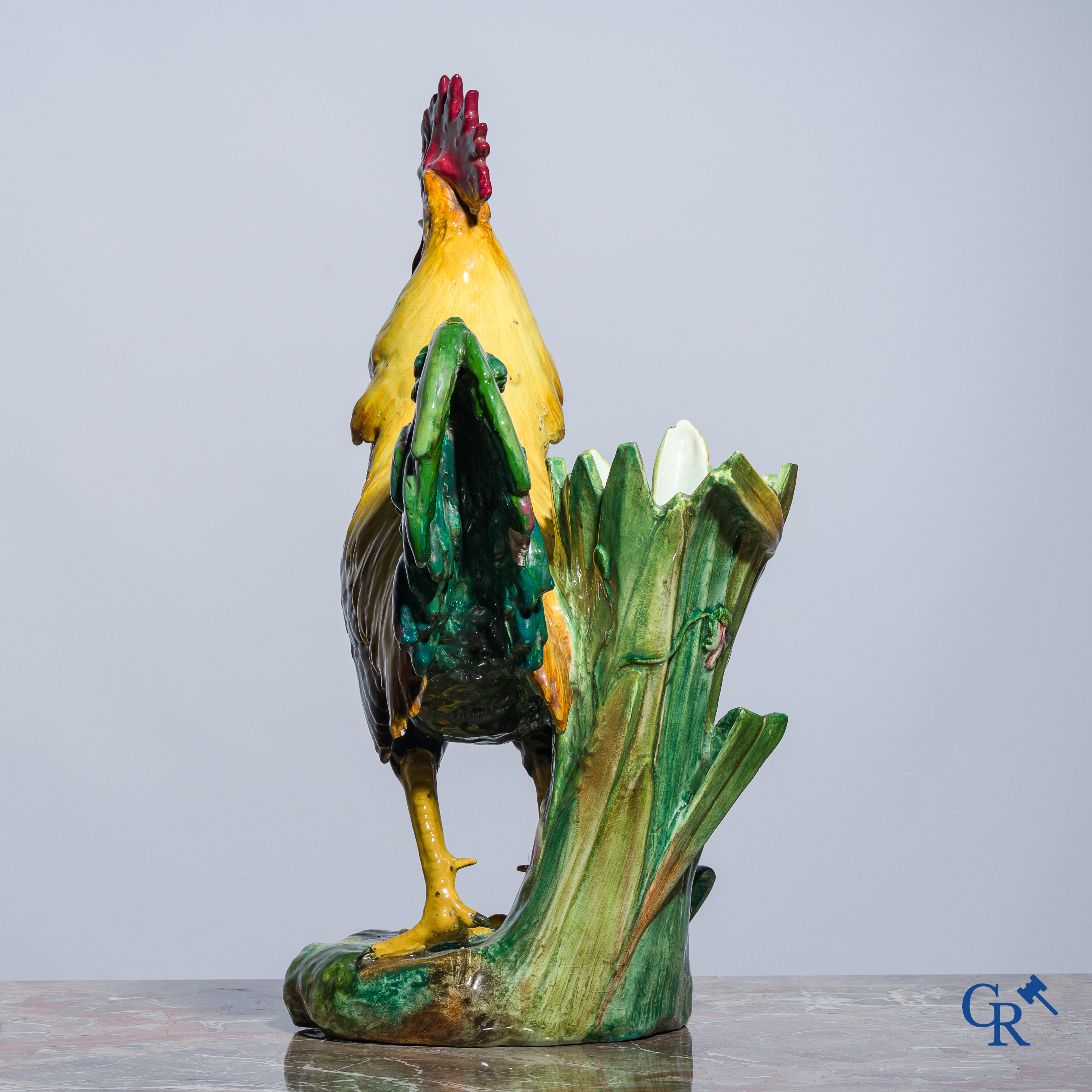 Delphin Massier, Vallauris. Grand coq debout en faïence émaillée polychrome, Signé. Vers 1890.
