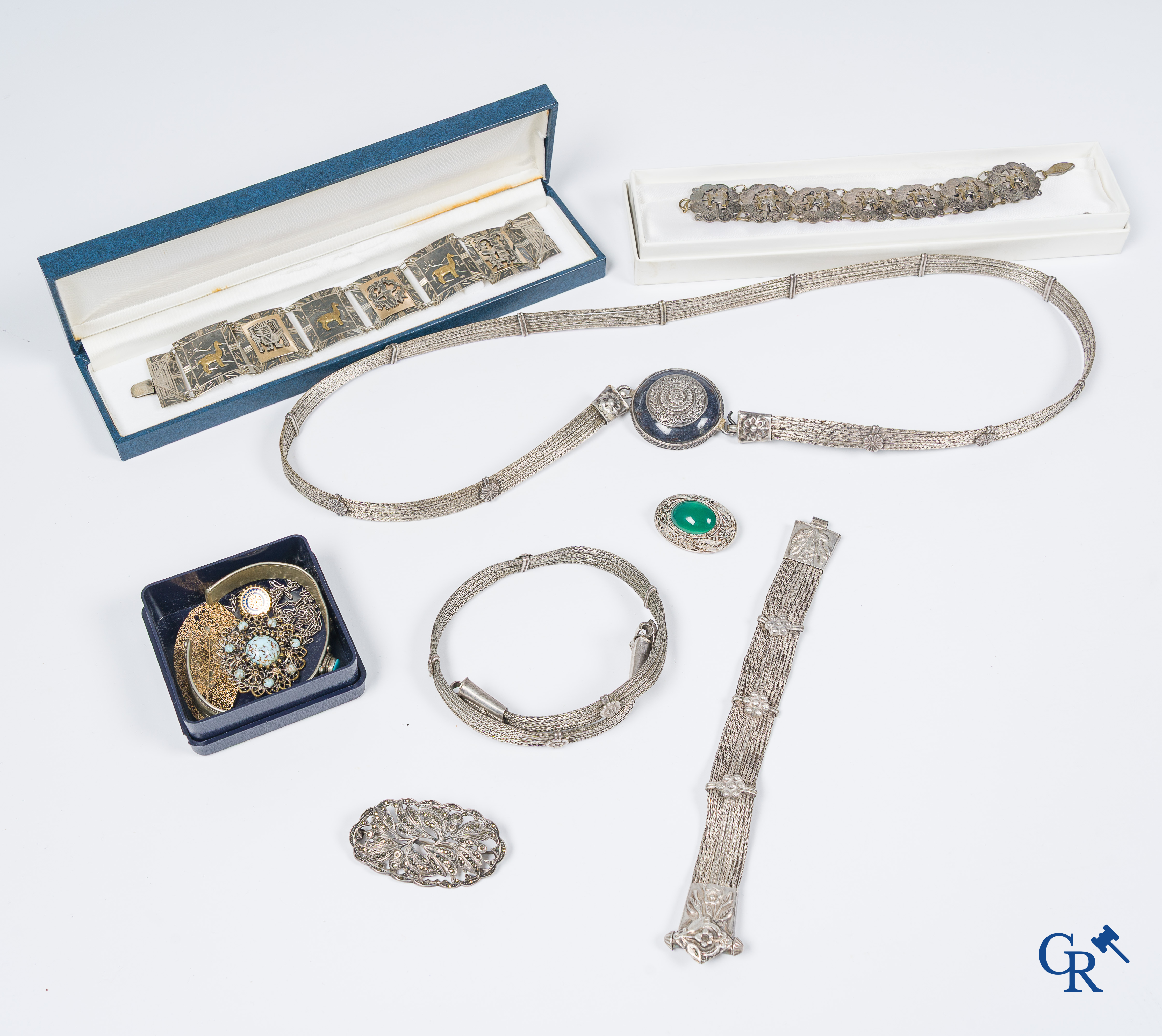 Grand lot avec des bijoux fantaisie, principalement en argent, y compris des colliers avec des éléments de couleur ambre.