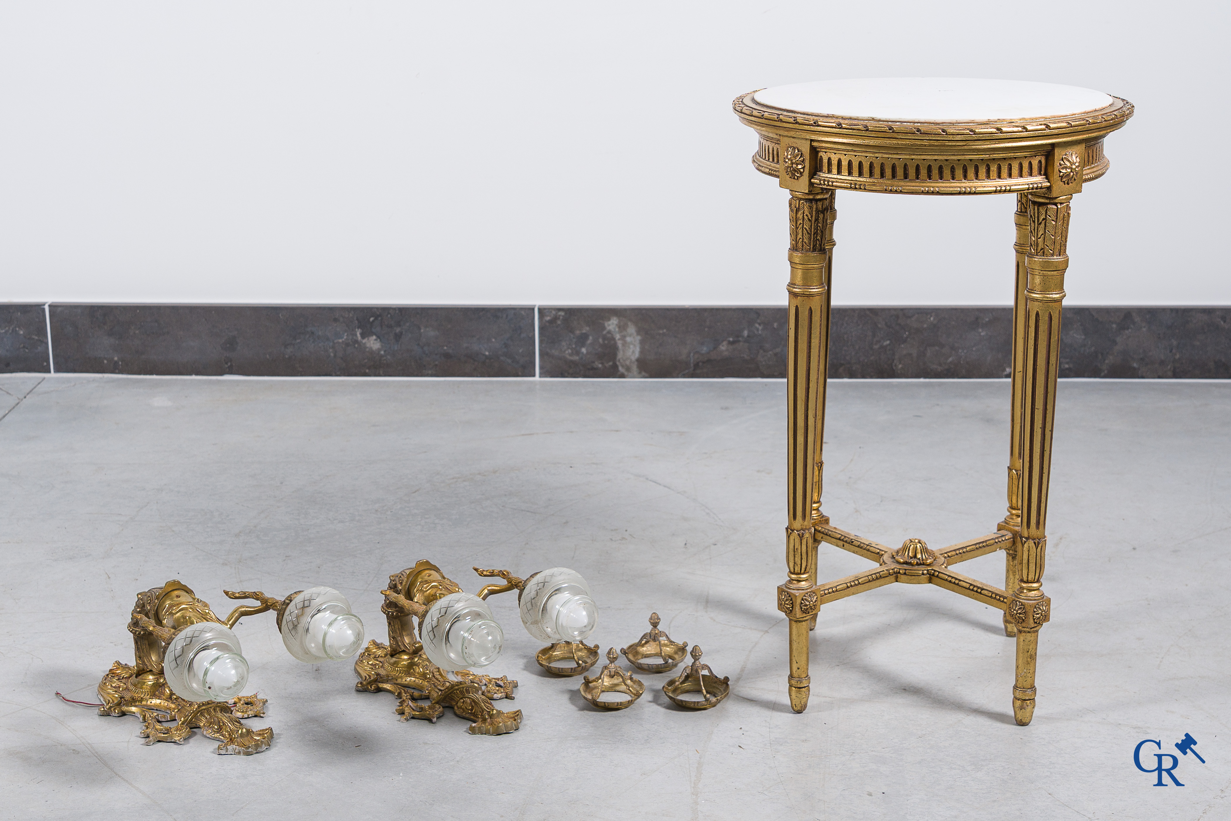 Lot composé d'un meuble de style Boulle, d'un geuriodon style LXVI et d'une paire de grands appliques en bronze.