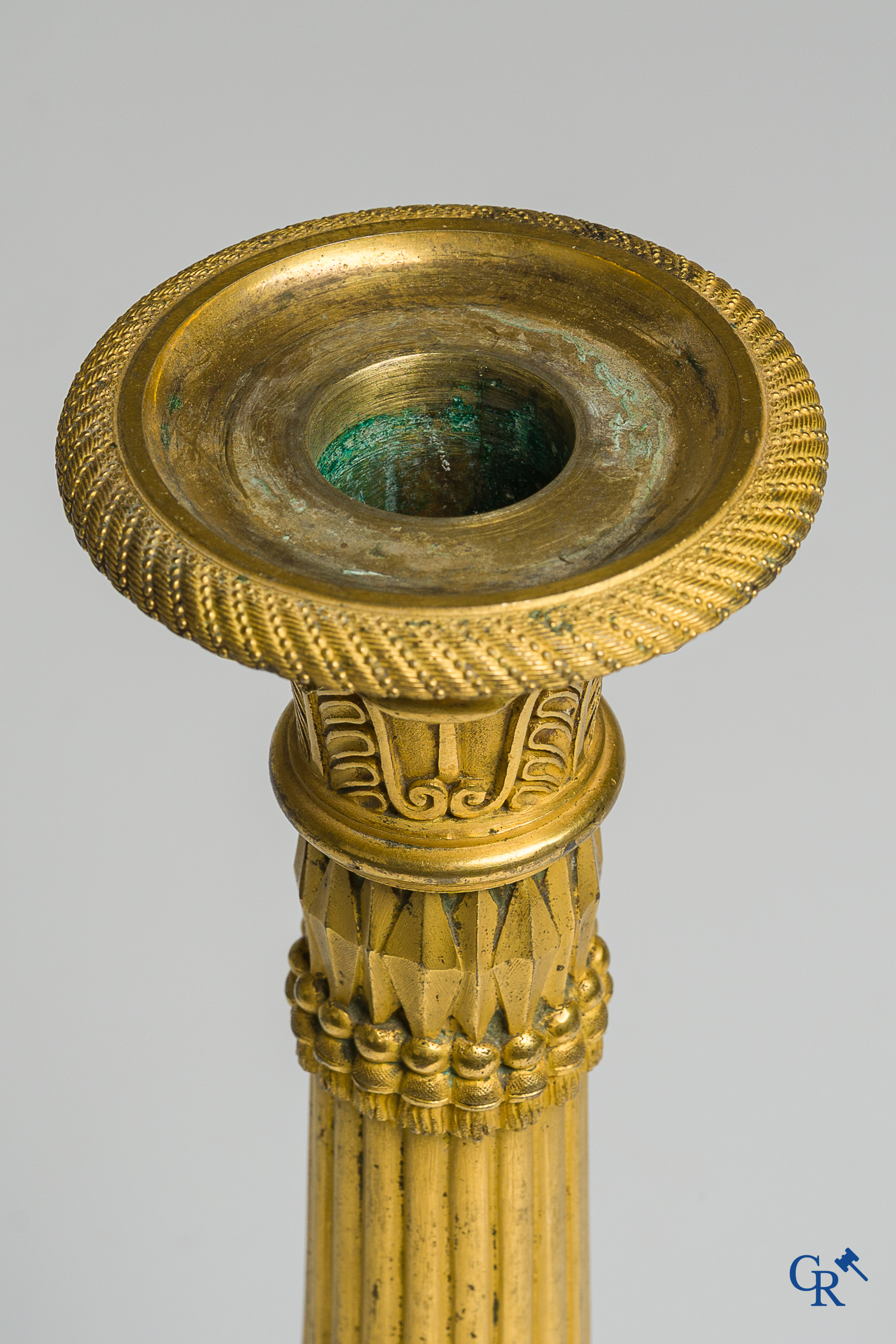 Epoque Empire. Exceptionnel et grand bougeoir en bronze finement ciselé et doré. France, vers 1810.
