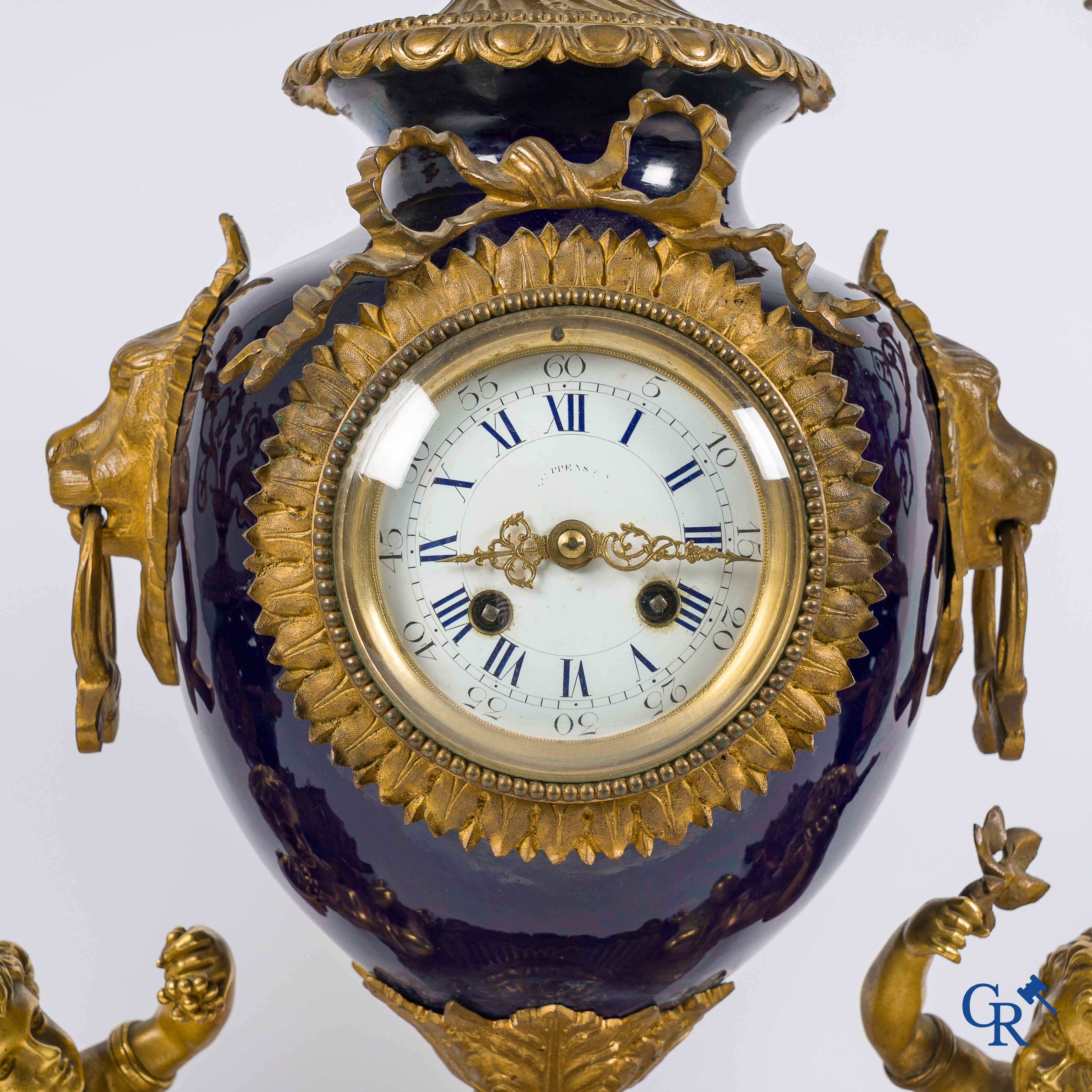 Luppens Bruxelles. Garniture de cheminée en bronze doré et porcelaine bleu cobalt. Vers 1900.