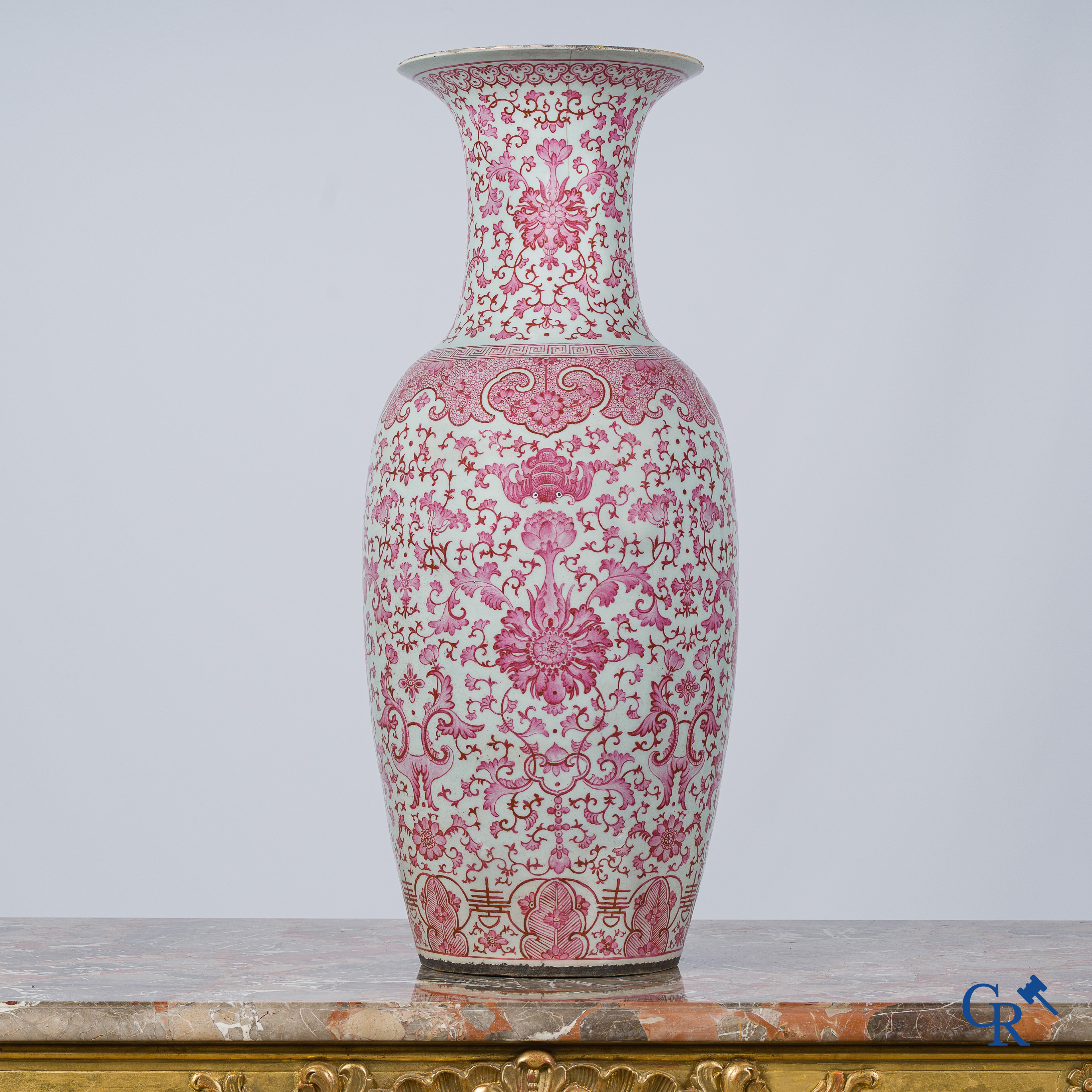 Art Asiatique. Porcelaine chinoise. Grand vase balustre aux motifs violet-rose "puce". 19ème siècle.