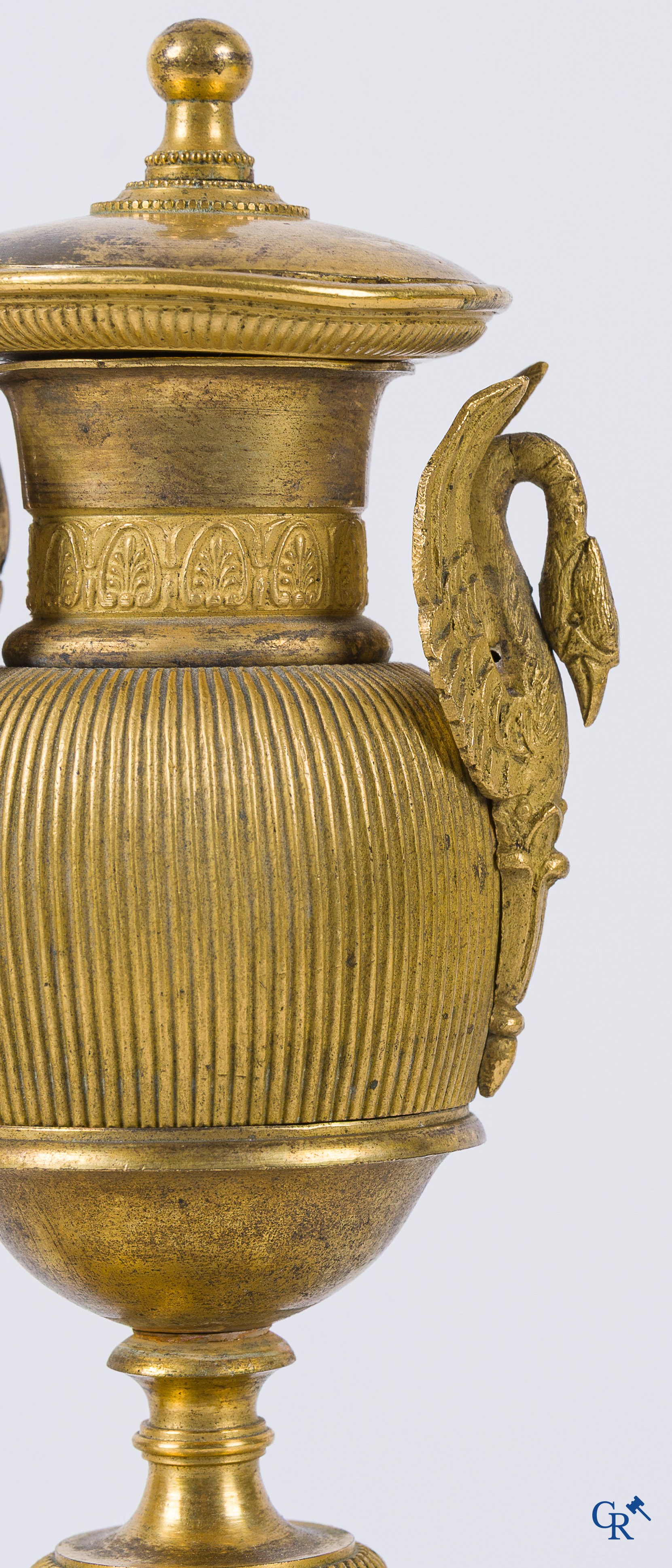 Empire. Paire de cassolettes formant bougeoir en bronze finement ciselées et dorées. Epoque Empire, vers 1810.