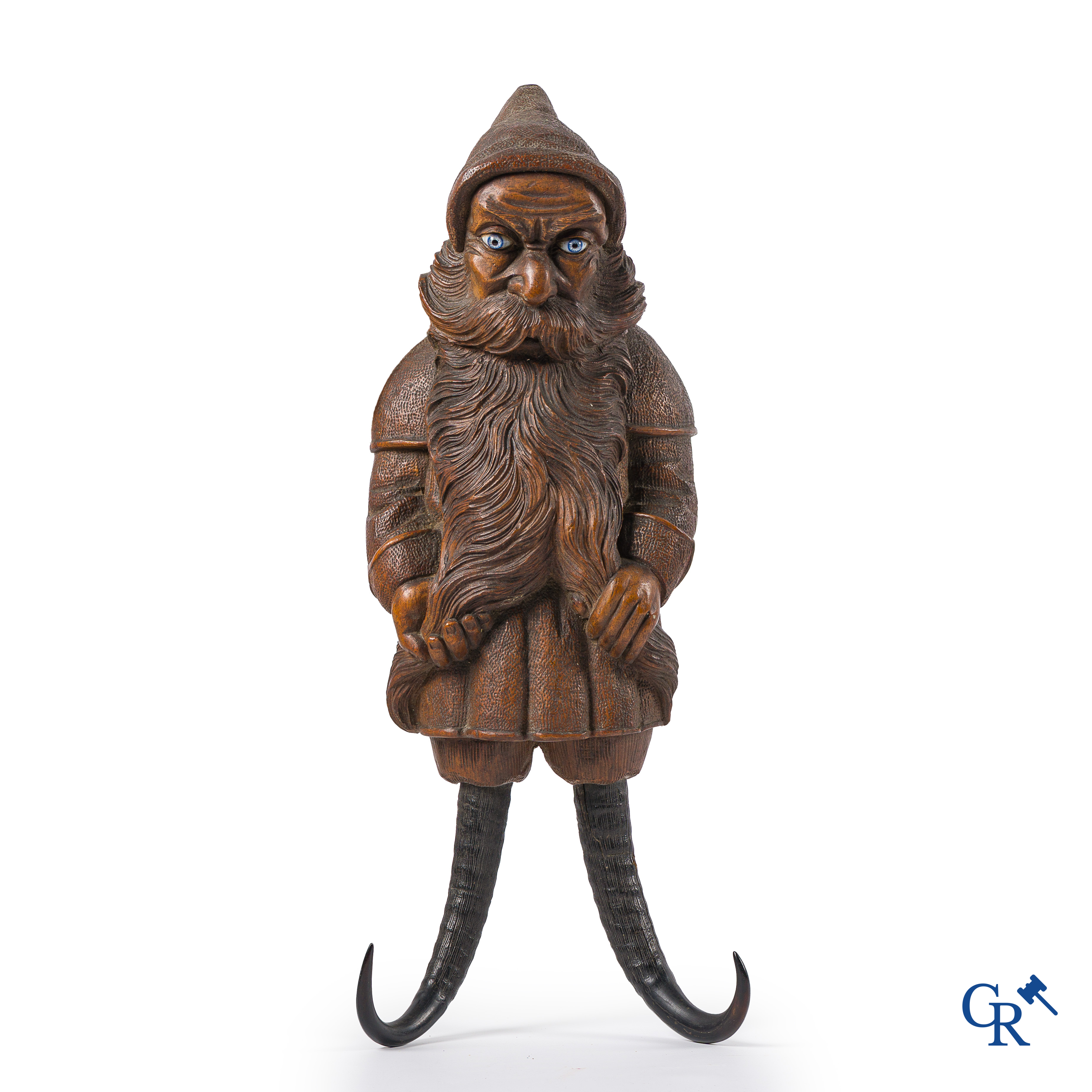 Forêt Noire. Rare porte-manteau représentant un nain. Bois de tilleul sculpté, yeux sulfure et cornes de chamois.