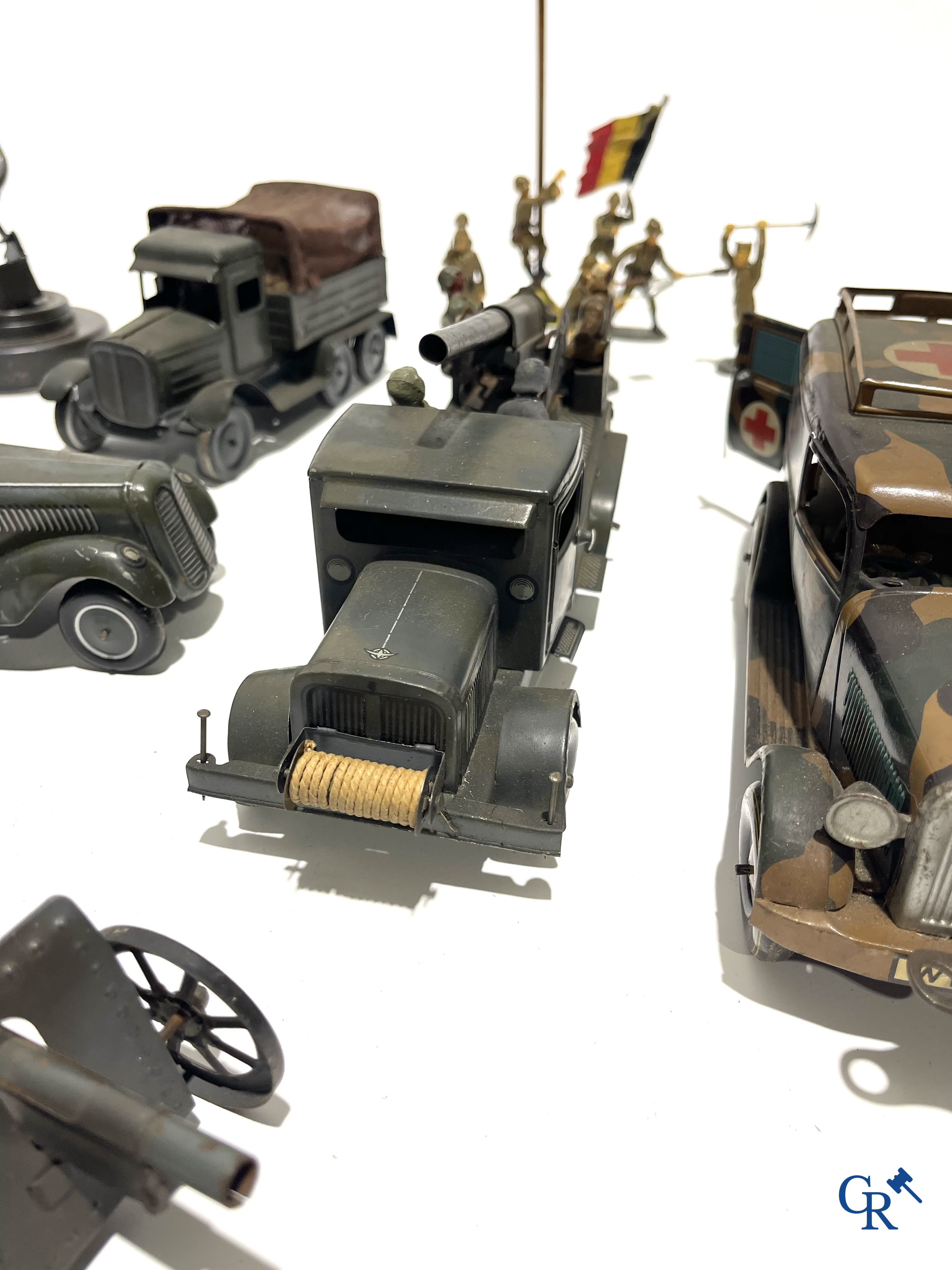 Jouets anciens. Lot de jouets militaires allemands exceptionnellement bien conservés en tôle lithographiée et des figurines en composite. Années '30-'40.