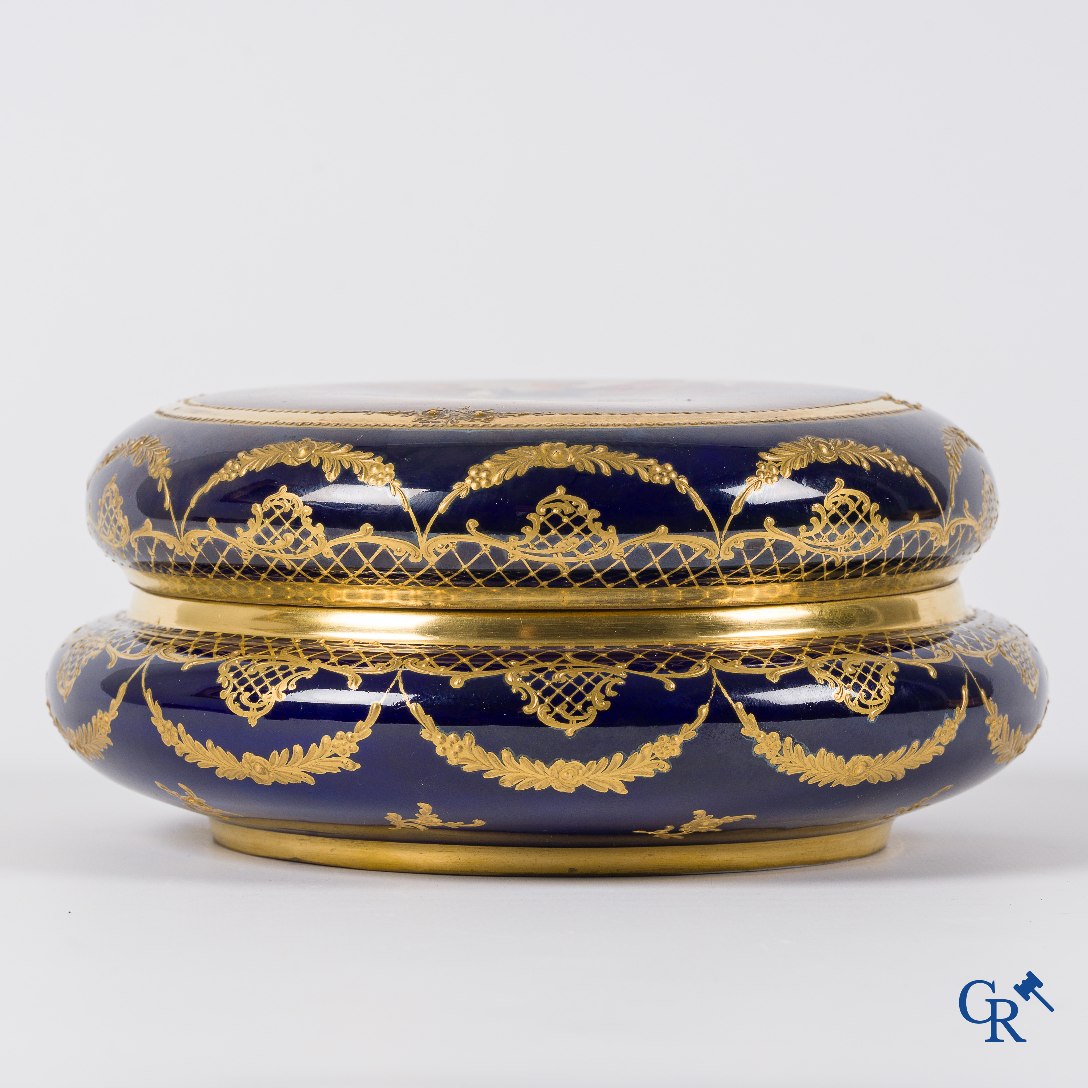 Porcelaine de Vienne. Grande boîte à couvercle rond en porcelaine de Vienne. "L'évasion de Paris et d'Hélène" Signé Wagner.