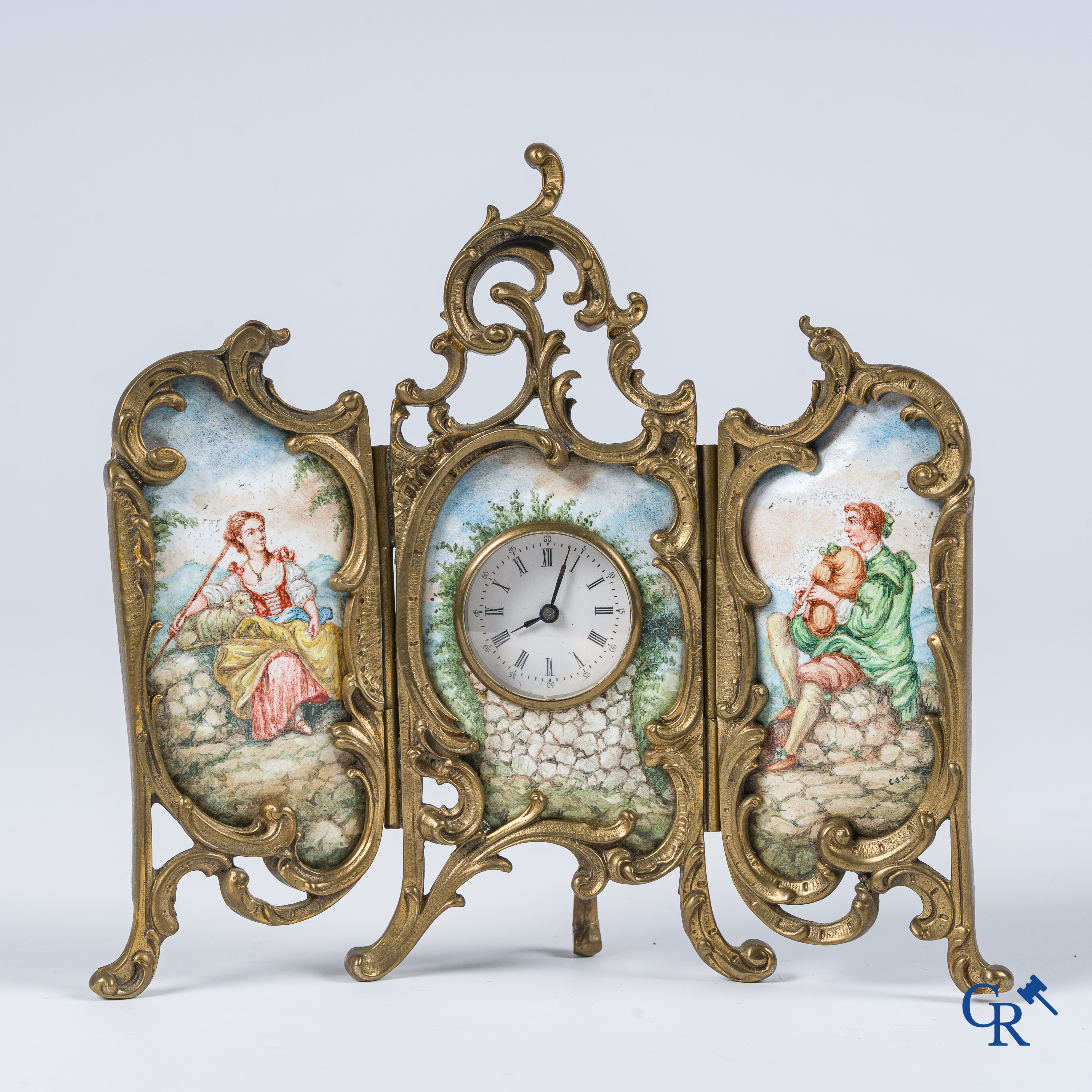 Vitrineobjecten. Miniatuur kamerscherm in brons en emaille met ingewerkte klok. LXV-stijl, circa 1900.