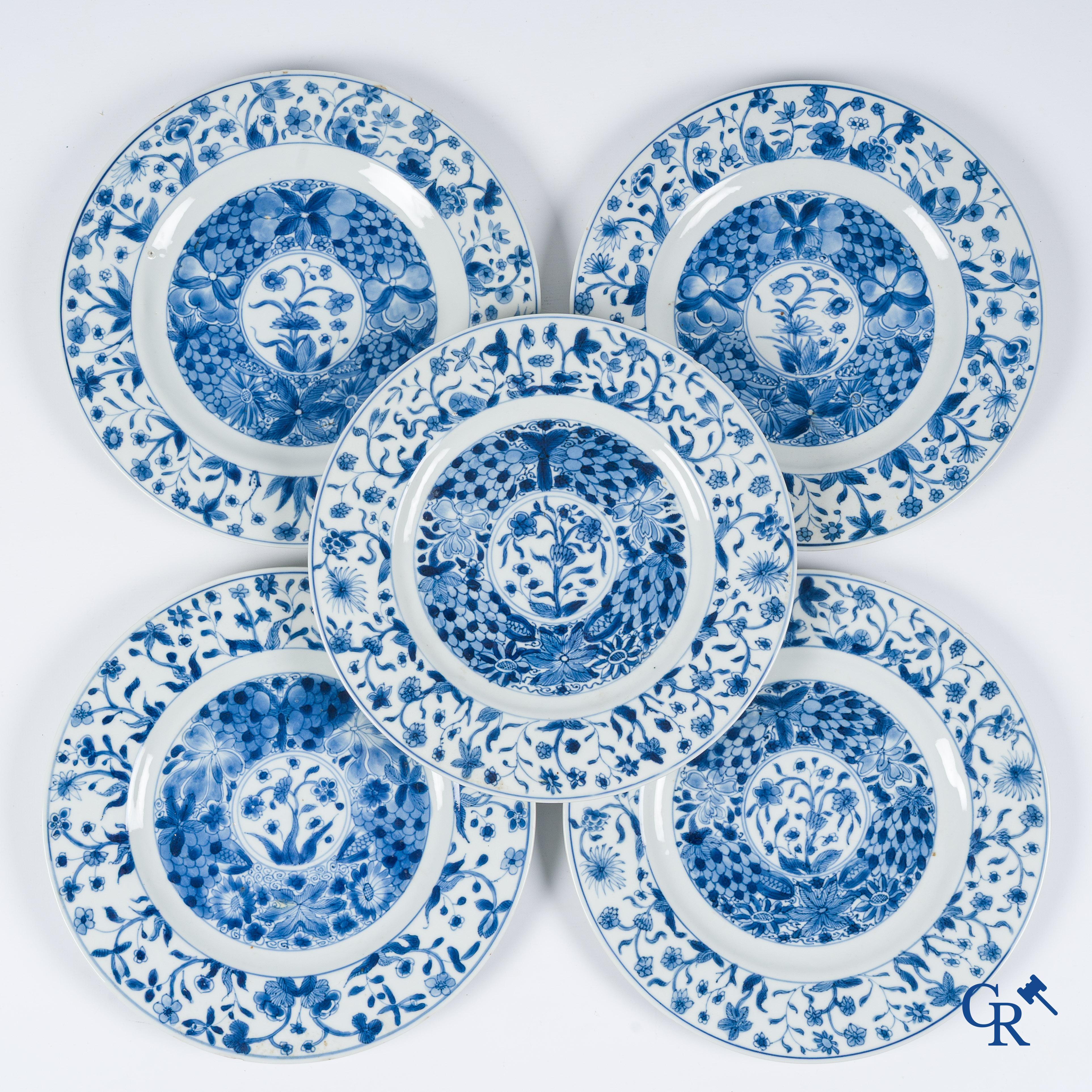 Aziatica. Chinees porselein. 5 Chinese blauw wit porselein borden. Kangxi-periode.
