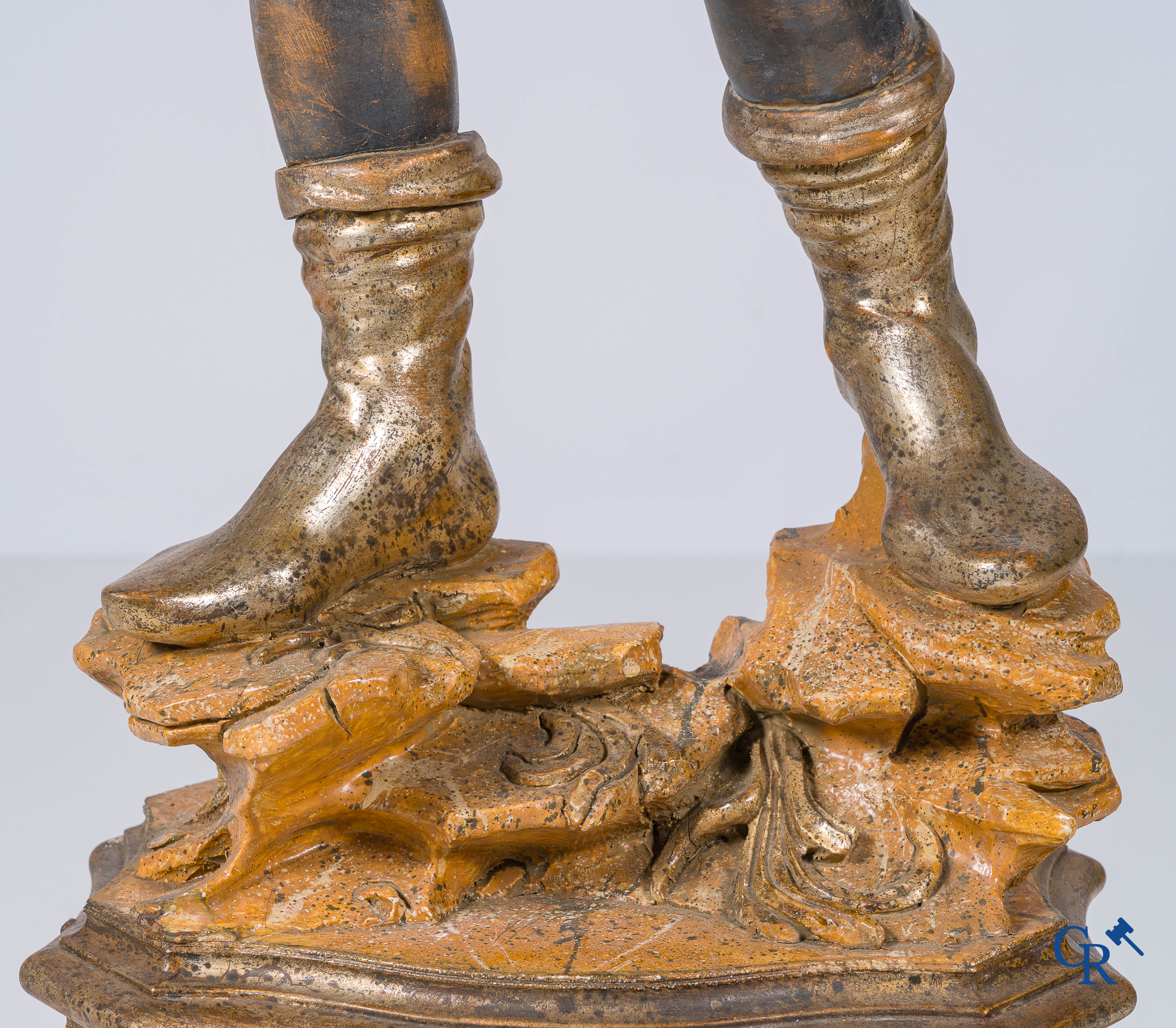 Moor debout en bois sculpté et polychromé servant de lampe. Travail italien, XXe siècle.