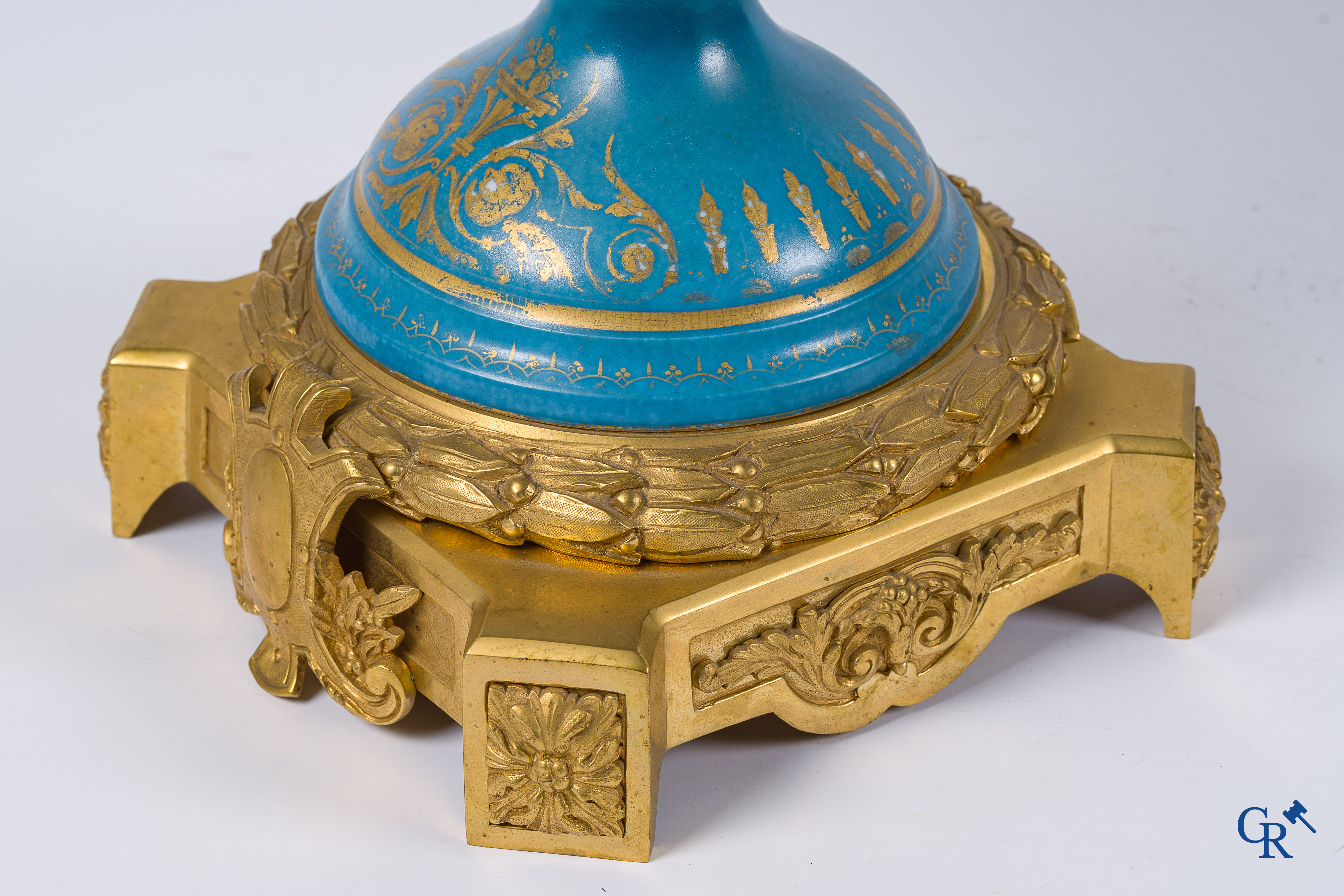 Sèvres. Important centre de table en porcelaine de Sèvres avec des montures en bronze doré. Style LXVI, vers 1900.