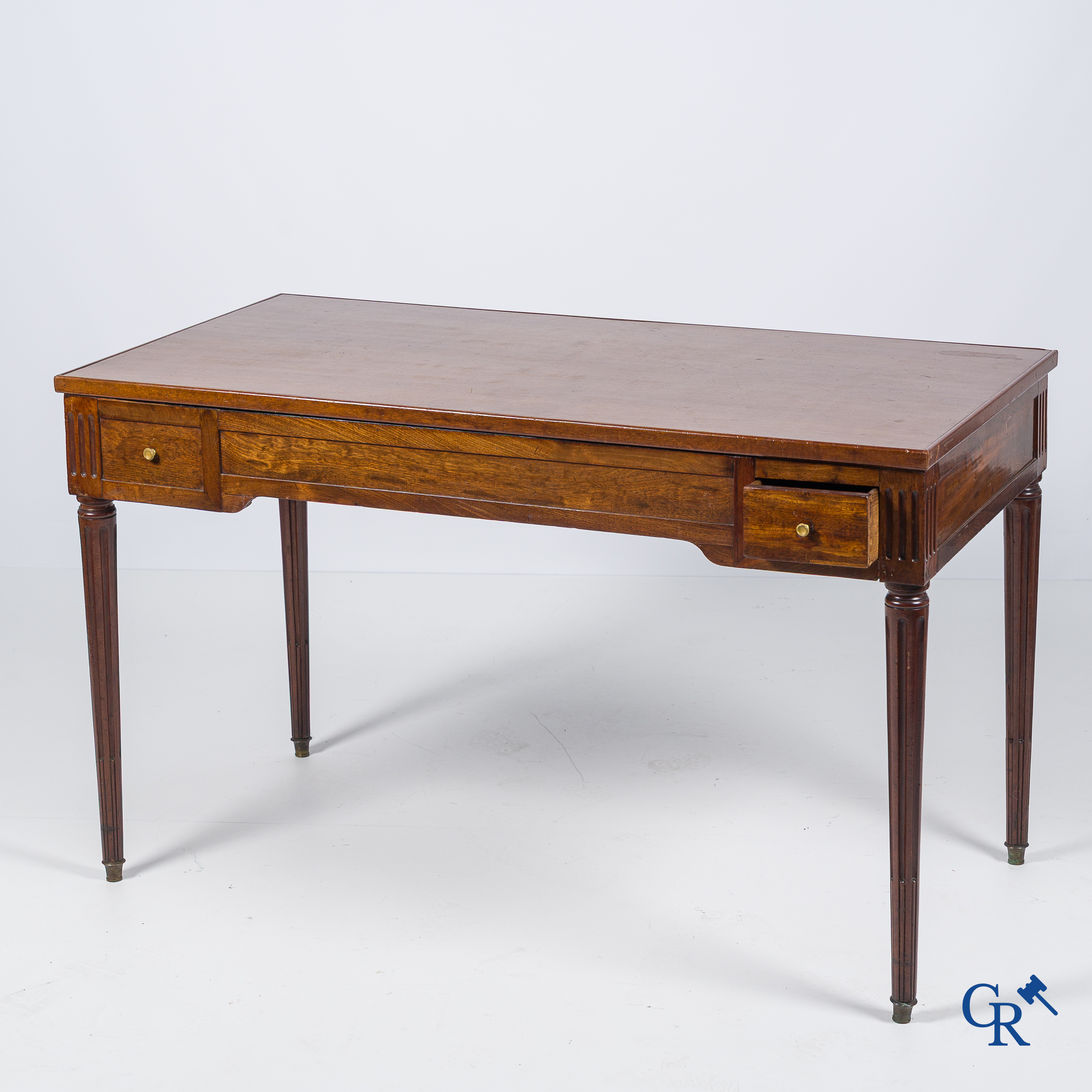 Epoque LXVI. Table à jeu en acajou, placage d'ébène et divers types d'incrustations. Fin XVIIIème.