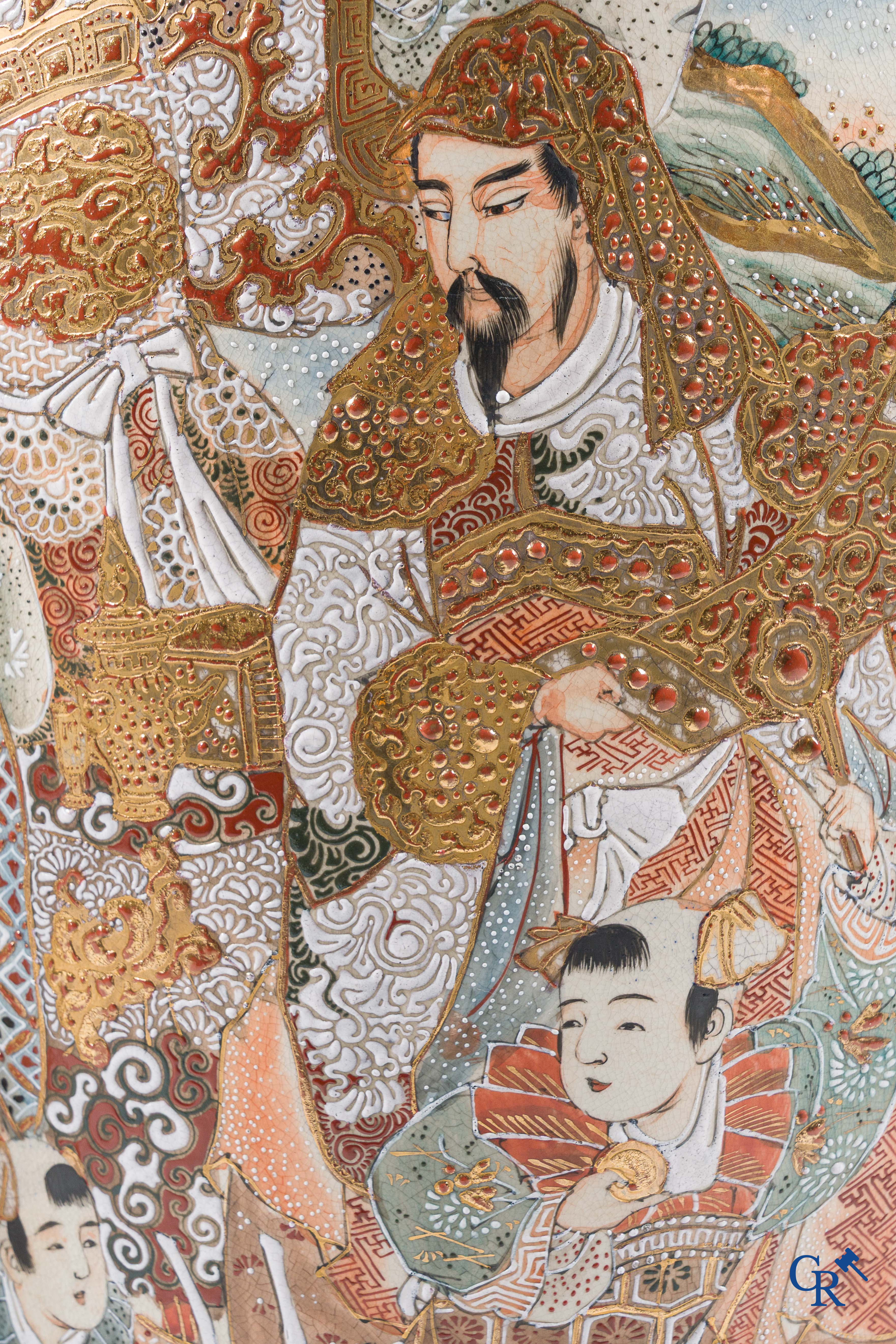 Art Asiatique. Art japonais. Exceptionnelle grande paire de vases Satsuma finement décorés. XIXe siècle.