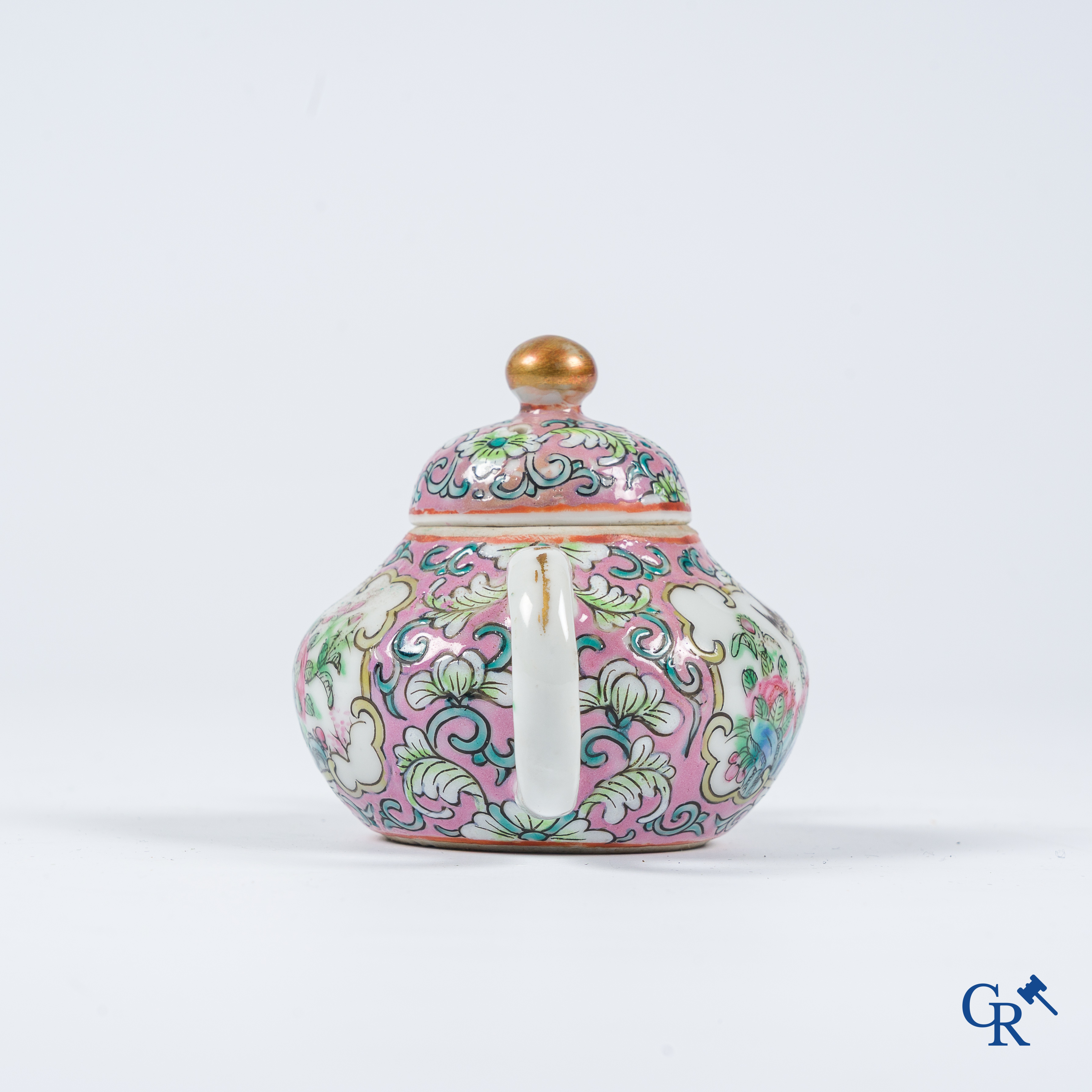 Art Asiatique. Soucoupe octogonal et plat profond, décor mandarin et une théière et assiette 19ème.