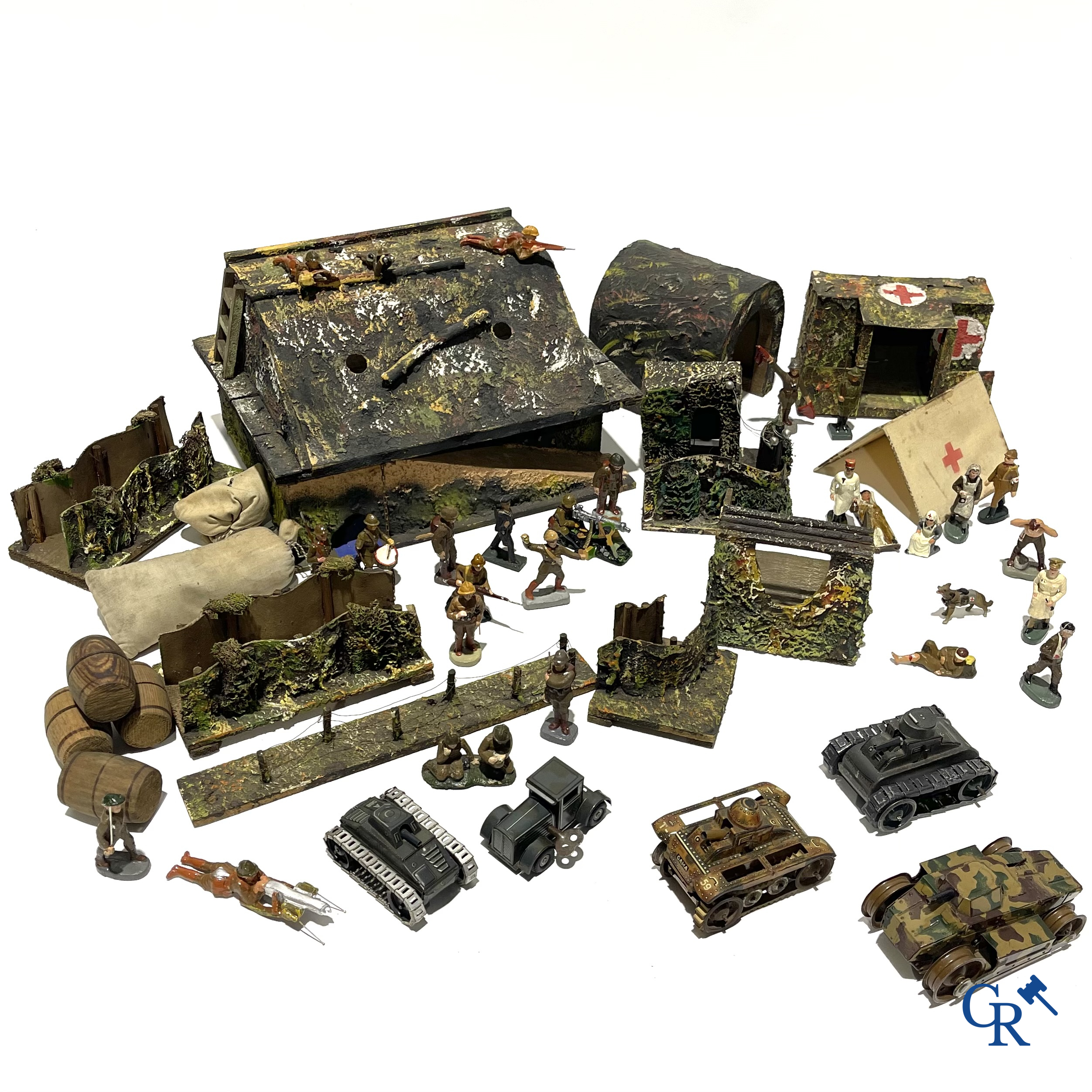 Grand nombre de jouets militaires ancien. Chars Gamma, figurines en composite, bunkers, tranchées, hôpital de campagne, etc. Années 1930-40.