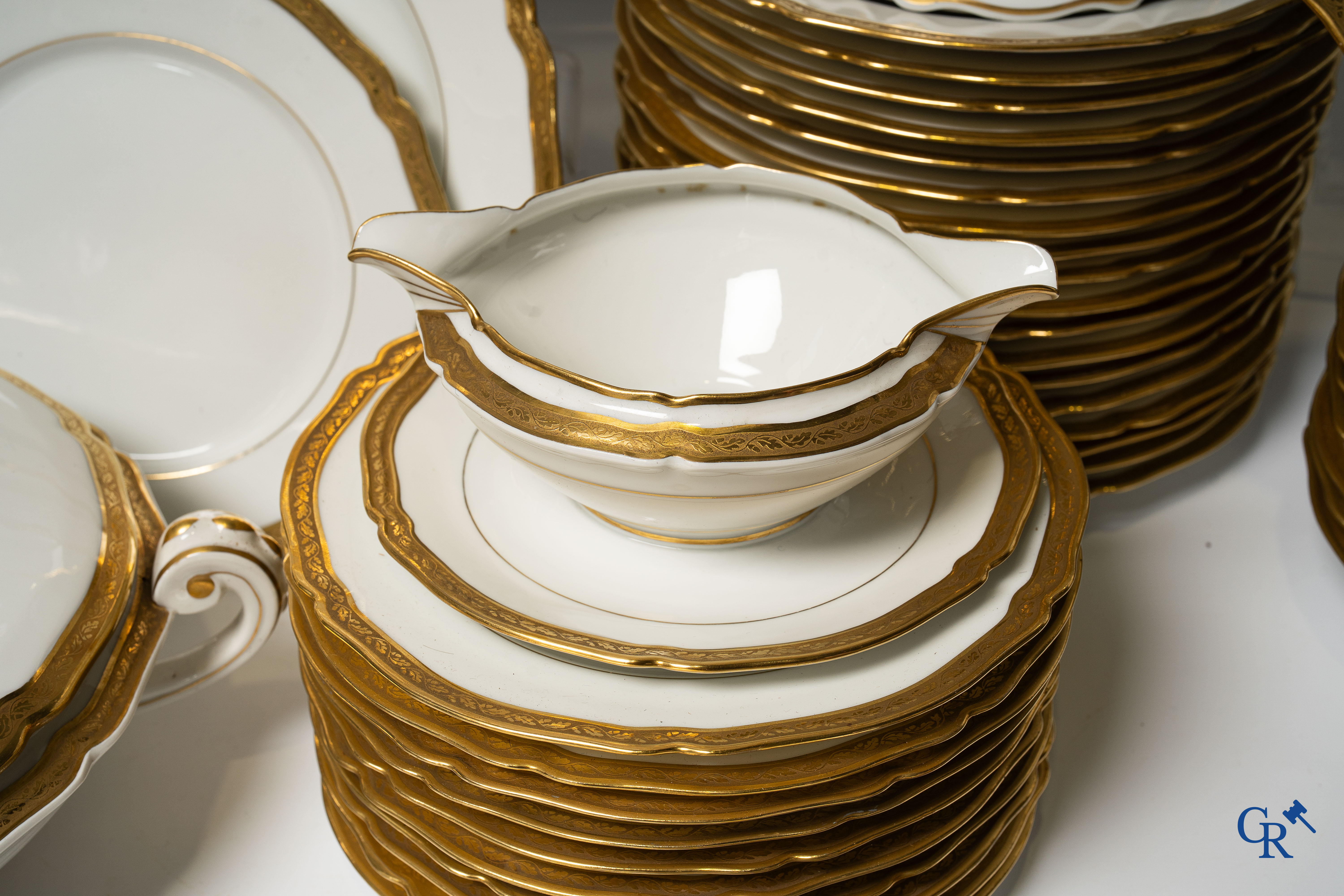 Limoges France Unique. Uitgebreid eetservies in wit porselein met verhoogde vergulding. Ong. 85 stuks.