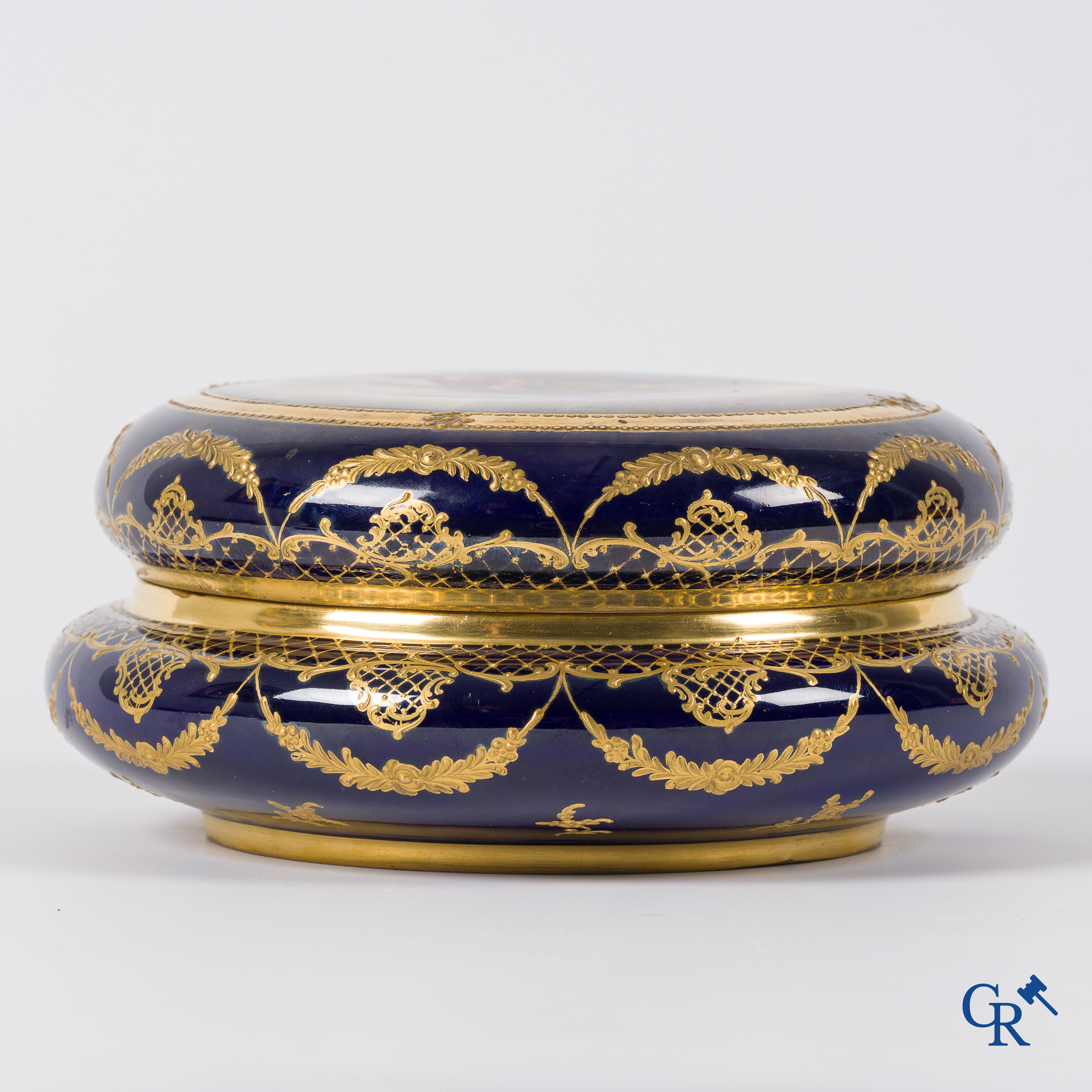 Porcelaine de Vienne. Grande boîte à couvercle rond en porcelaine de Vienne. "L'évasion de Paris et d'Hélène" Signé Wagner.