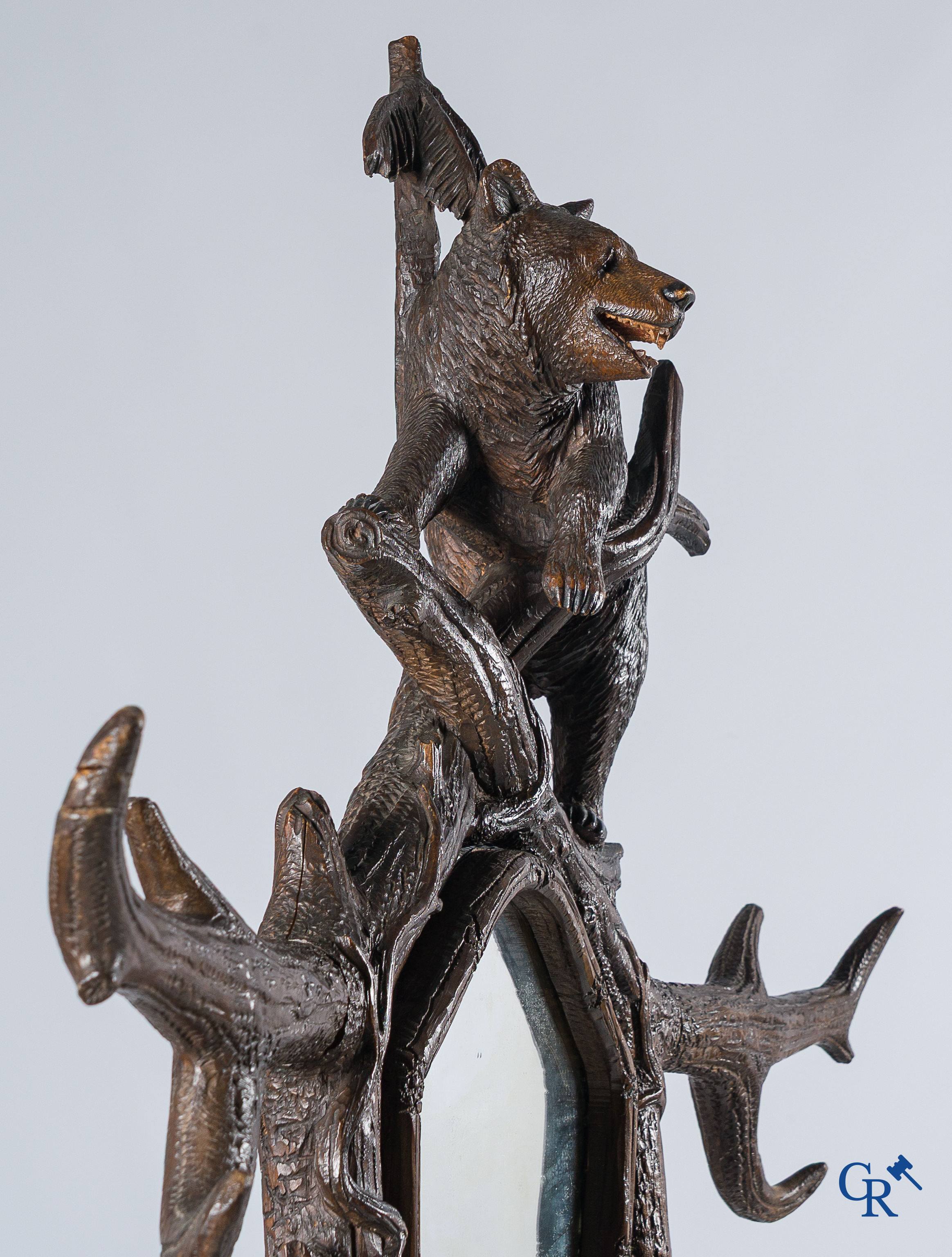 Région Forêt Noire. "Black forest" porte manteau aux ours en tilleul sculpté. Vers 1890.