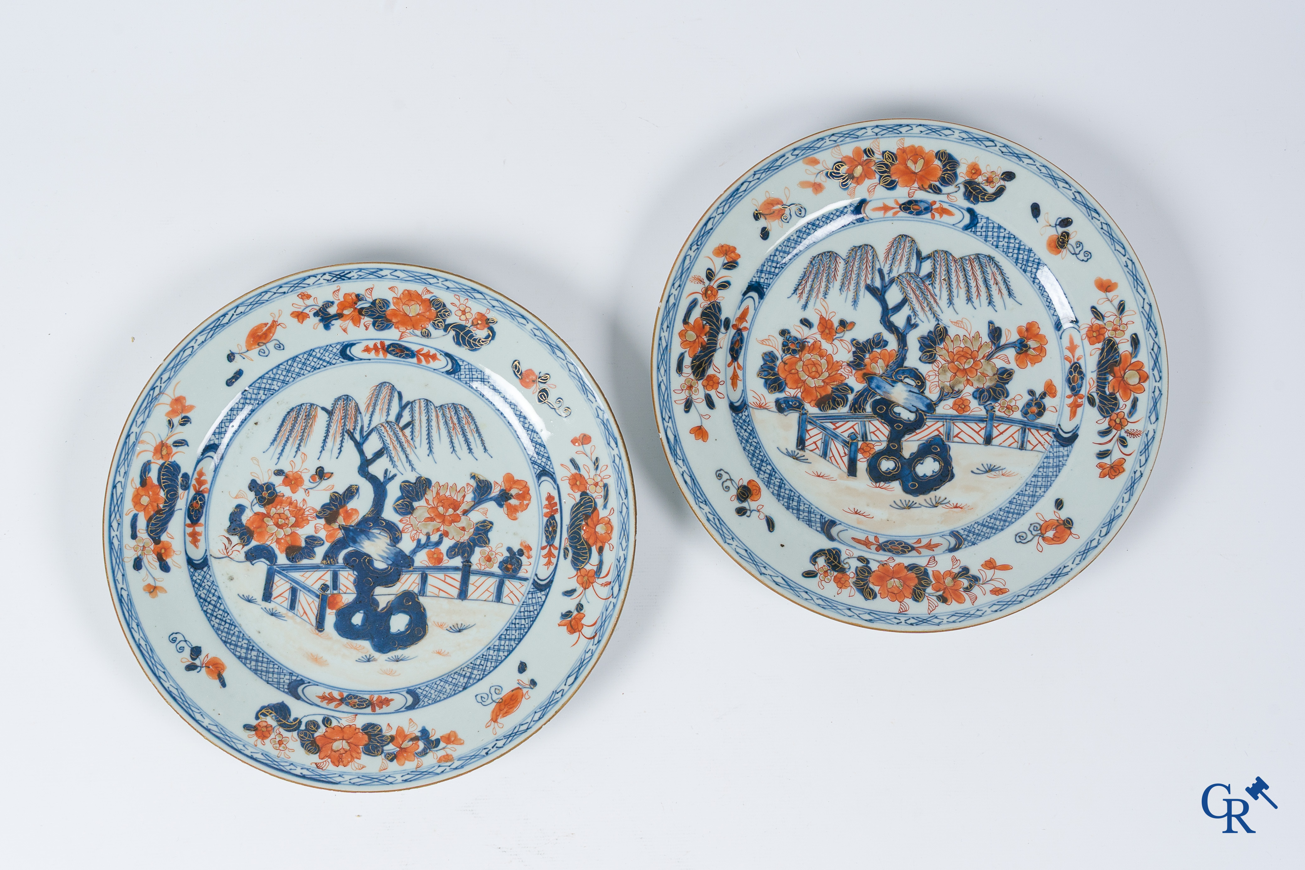 Art Asiatique. Porcelaine chinoise. 4 assiettes en porcelaine chinoise avec décor imari. Période Qianlong.