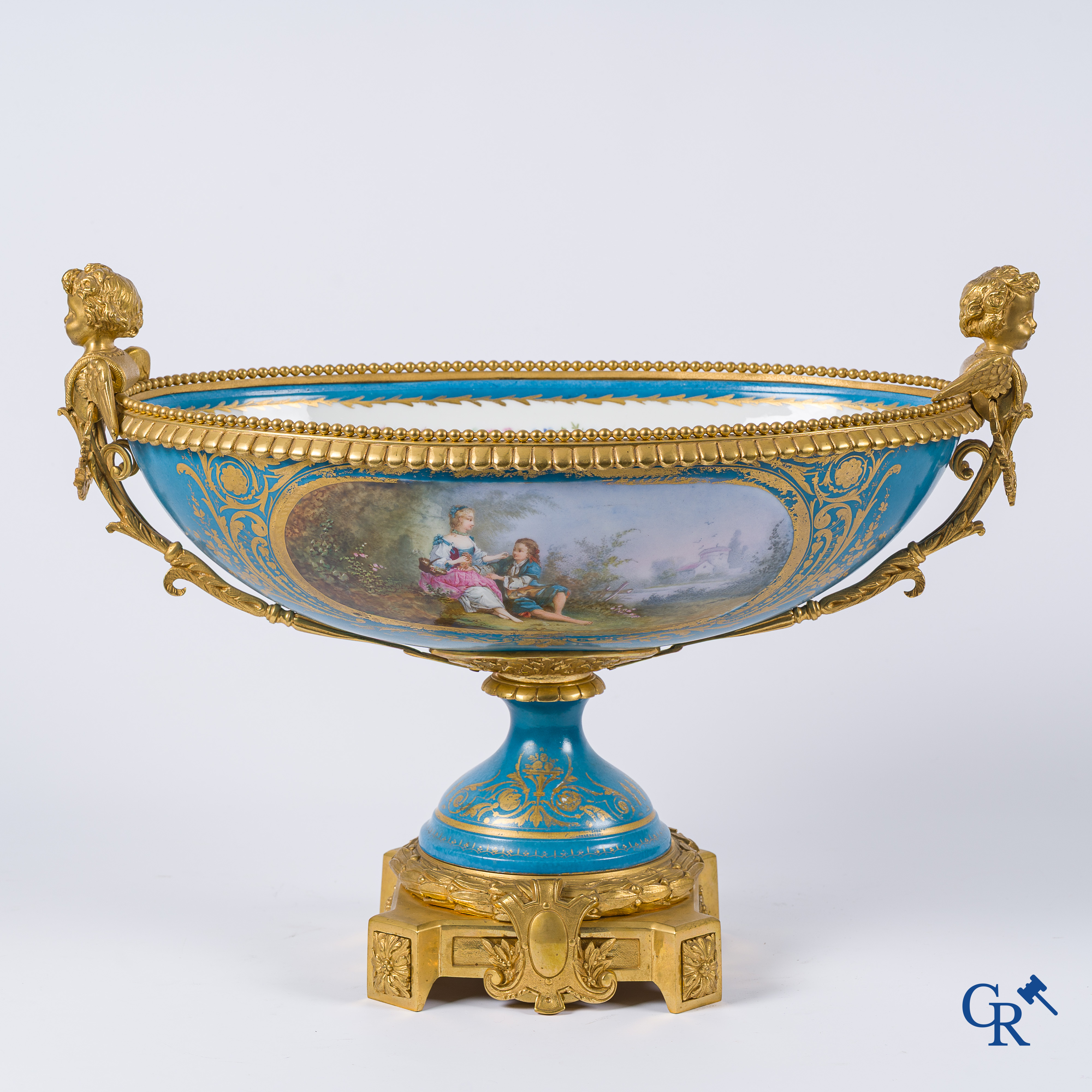 Sèvres. Important centre de table en porcelaine de Sèvres avec des montures en bronze doré. Style LXVI, vers 1900.