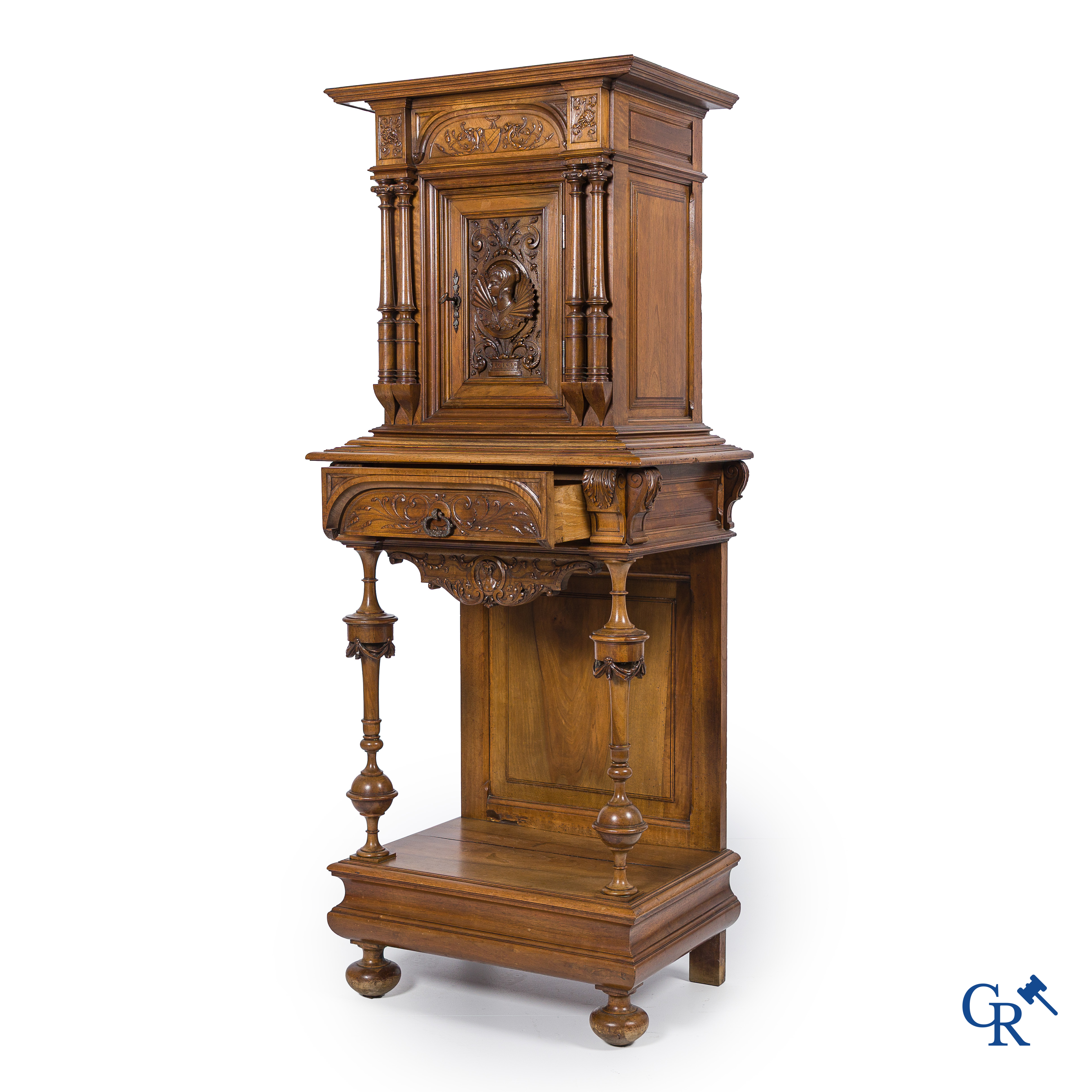 Mobilier. Meuble en noyer finement sculpté avec armoiries et masques. Style néo-Renaissance. Fin du 19ème siècle.