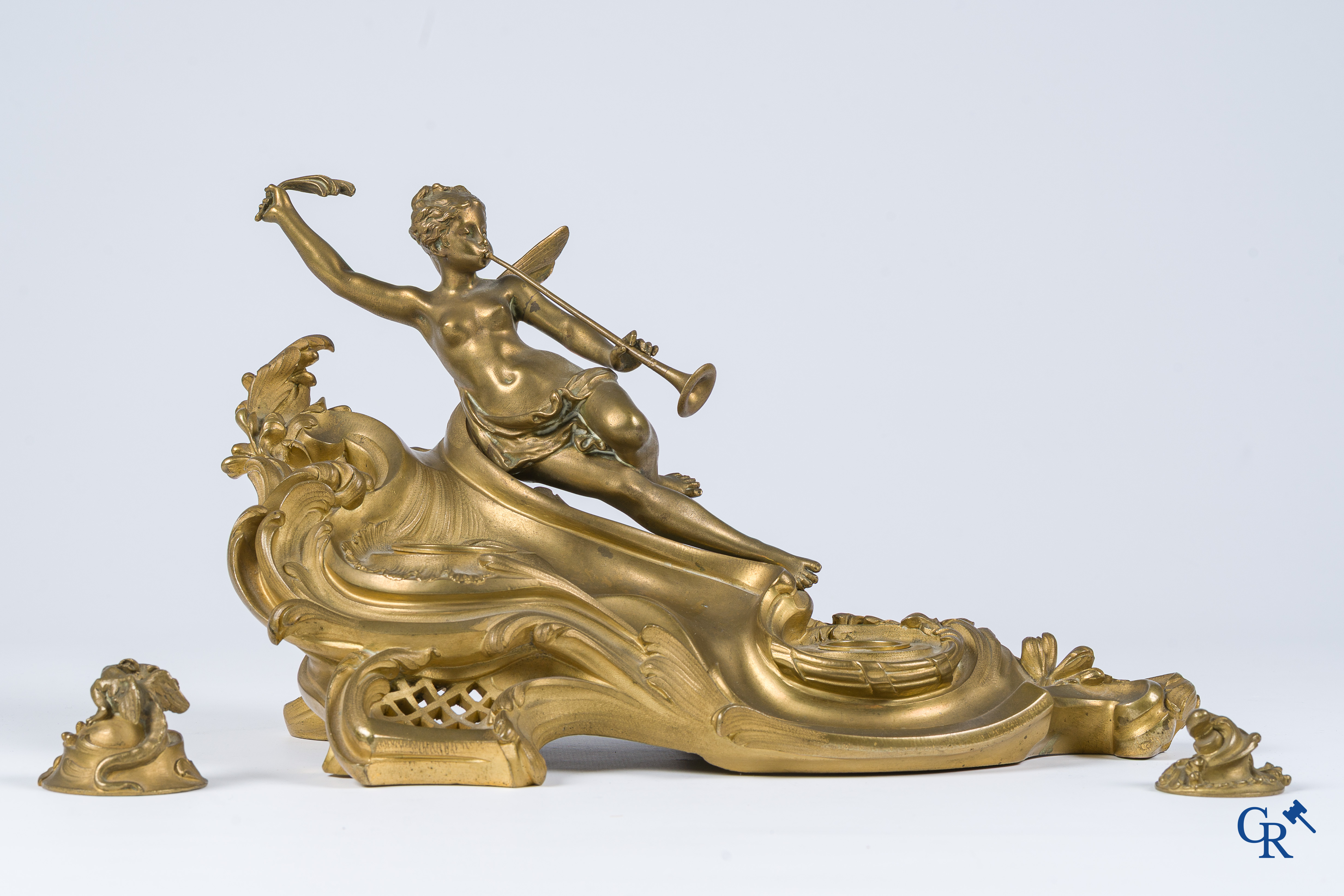 Ensemble de bureau ou encrier en bronze finement ciselé et doré. Style LXV. Epoque Napoléon III.