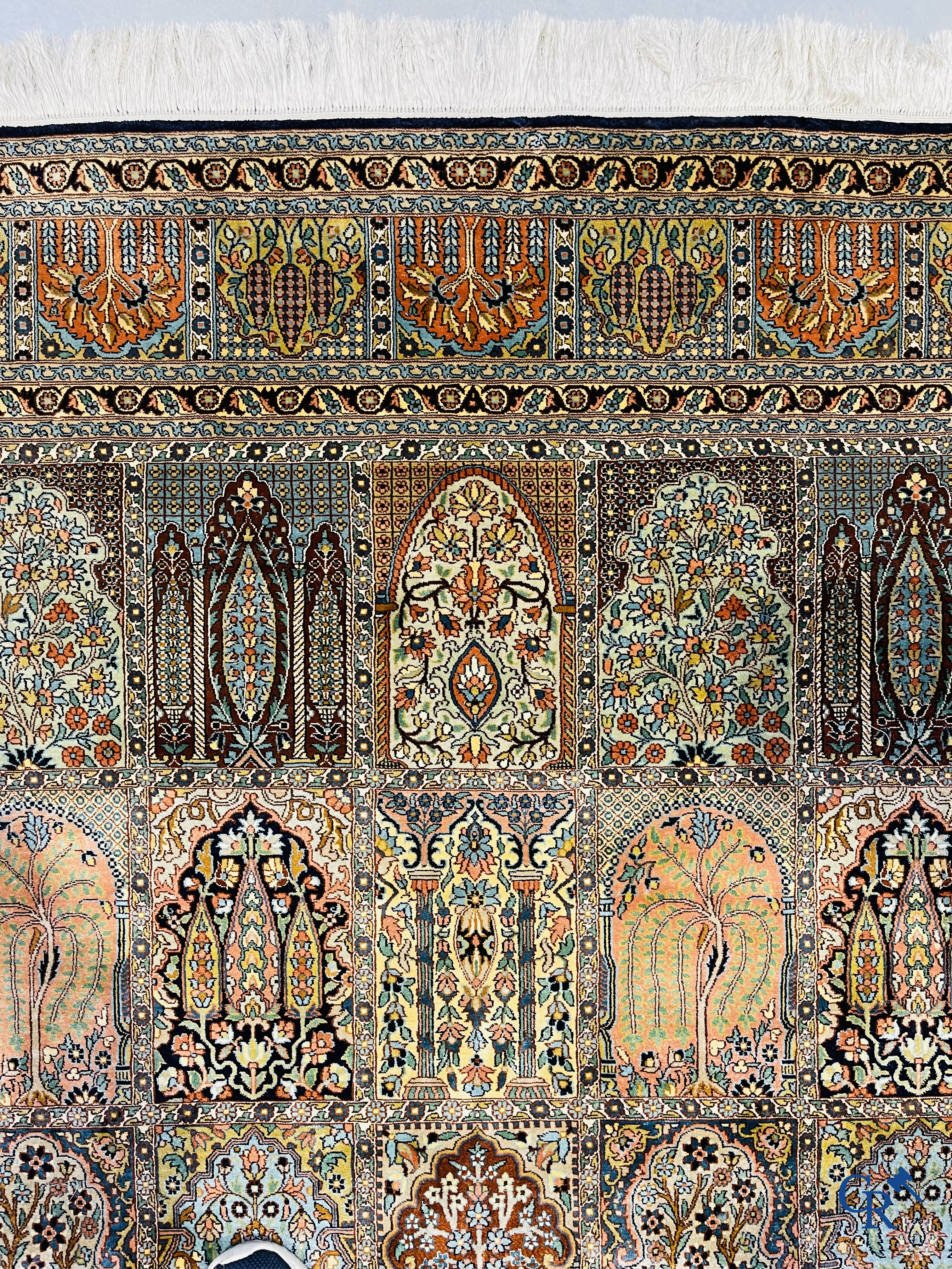 Tapis d'orient. Exceptionnel tapis en soie Khesti "garden design". Cachemire.