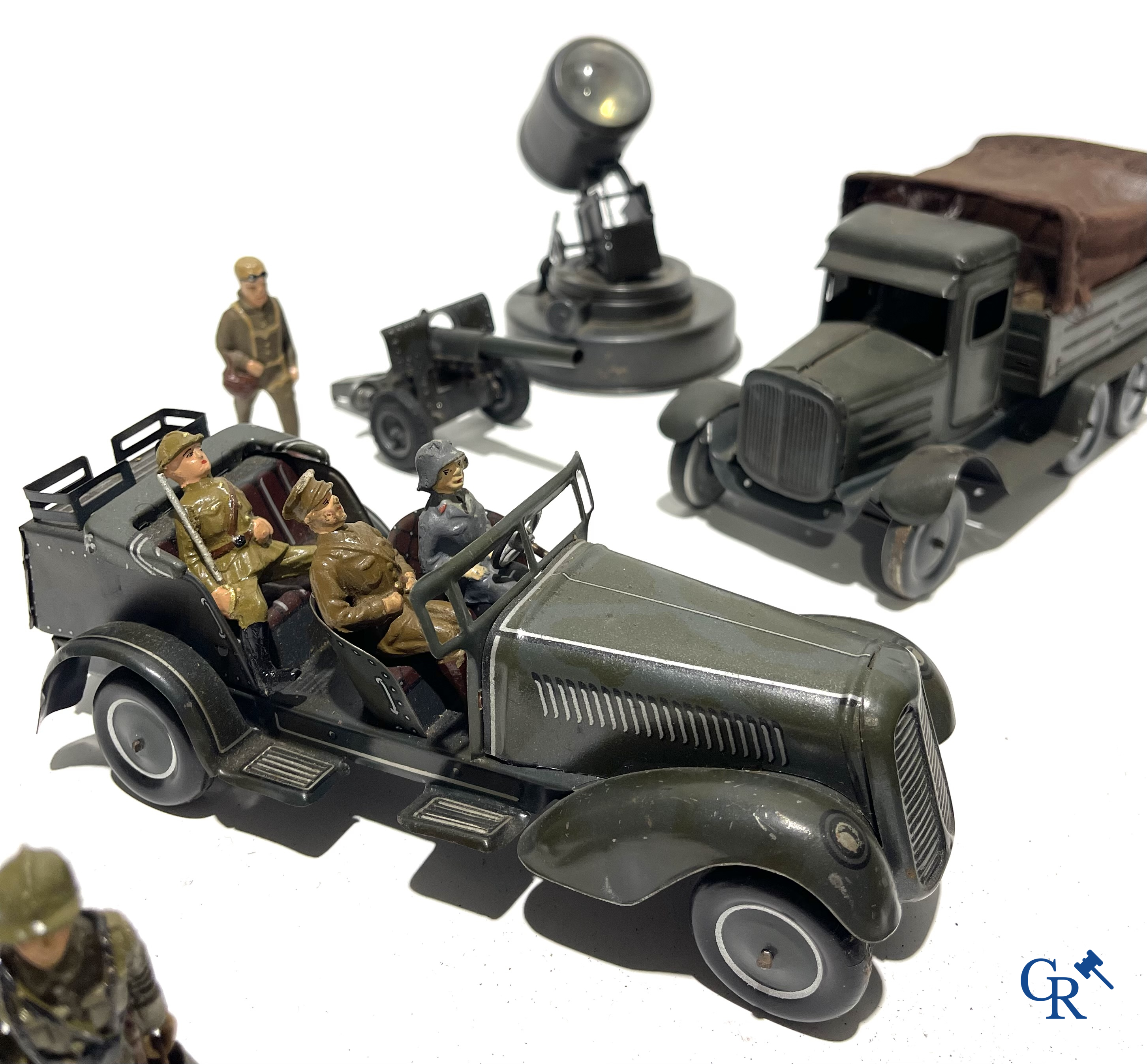 Jouets anciens. Lot de jouets militaires allemands exceptionnellement bien conservés en tôle lithographiée et des figurines en composite. Années '30-'40.