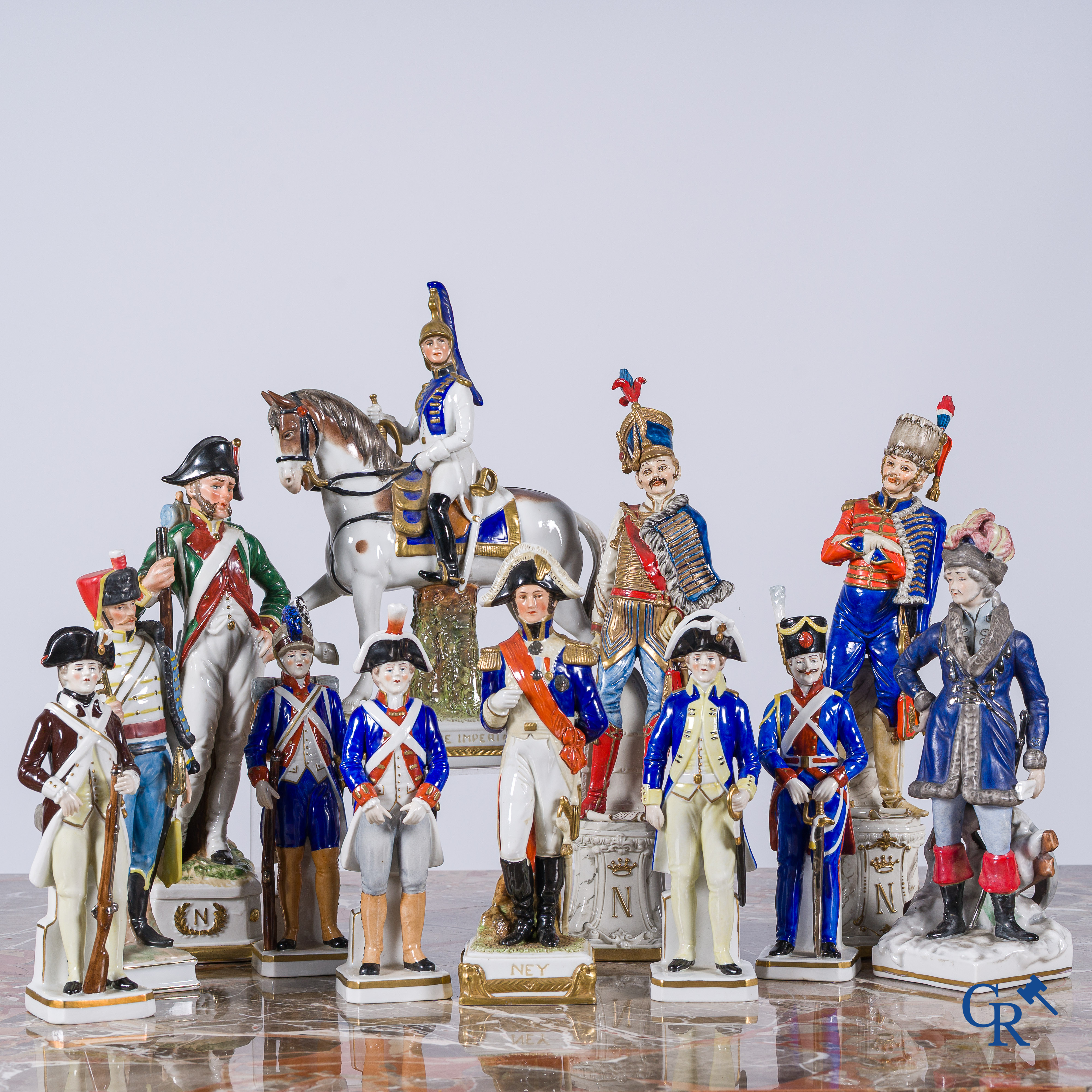 Kavel met militaire voorstellingen in Saksisch en Napolitaans porselein. Merendeel Napoleontische voorstelllingen.