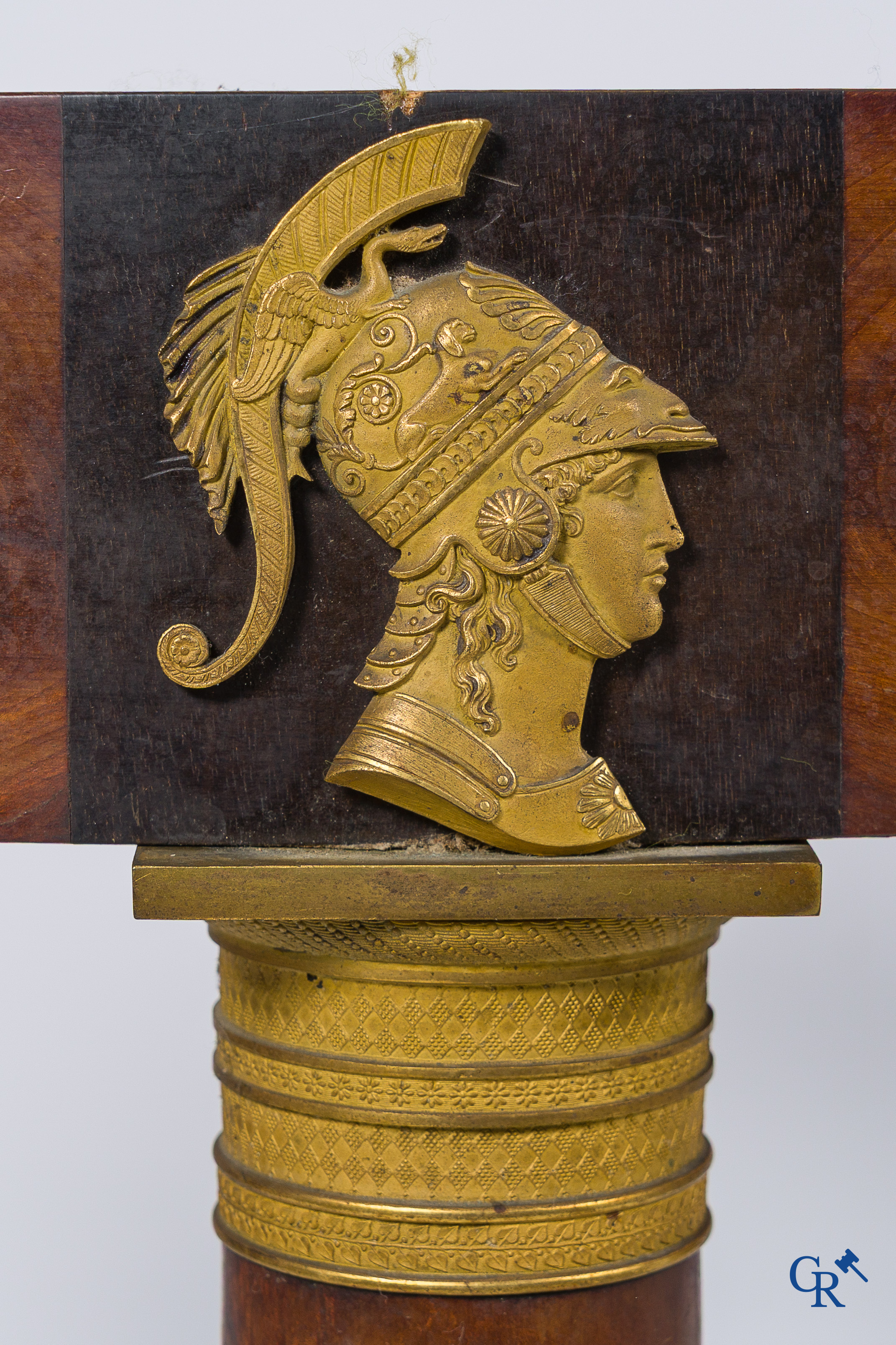 Empire. Grand guéridon en placage d'acajou, bronzes finement ciselés et dorés. France, vers 1810.