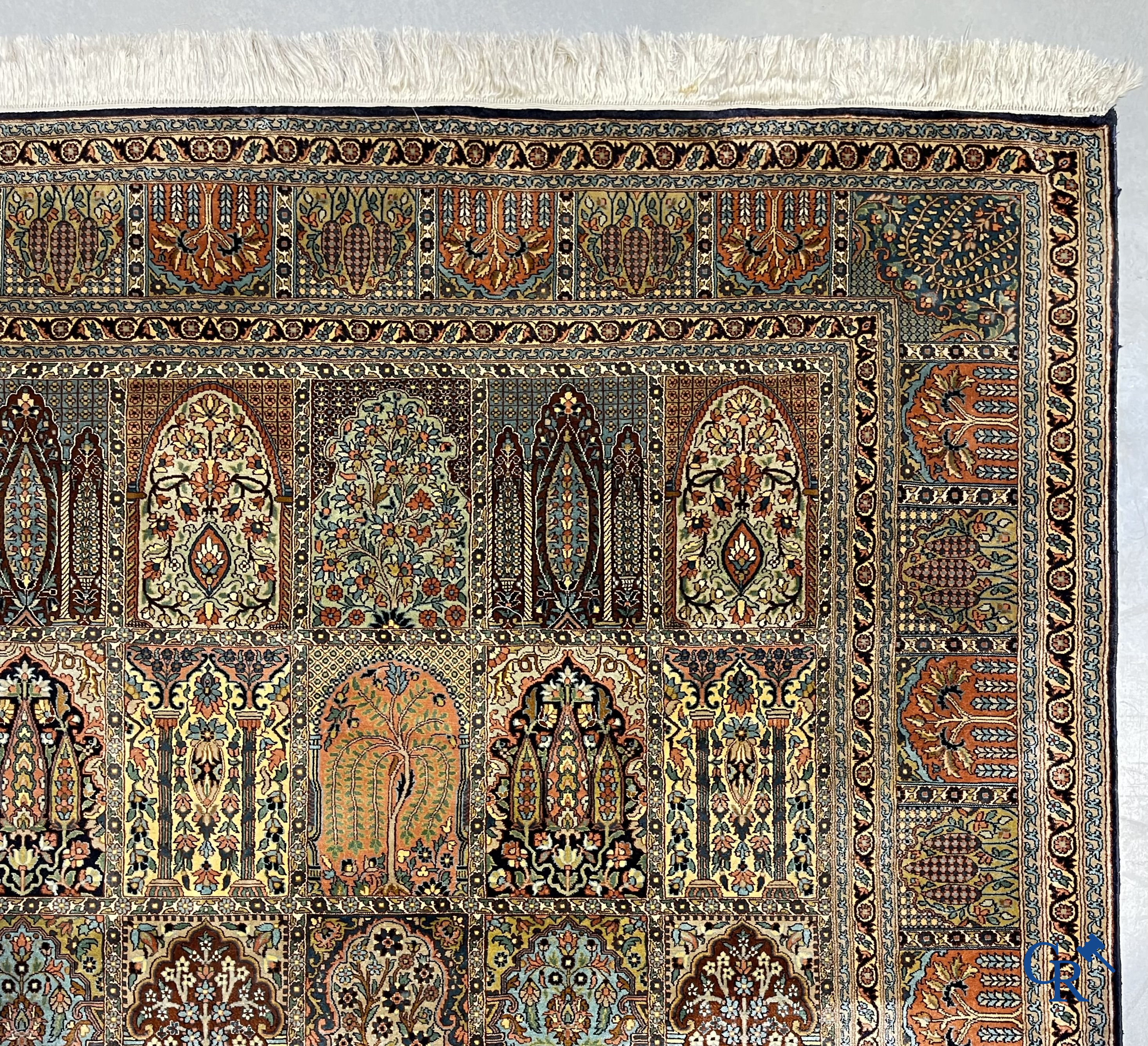 Tapis d'orient. Exceptionnel tapis en soie Khesti "garden design". Cachemire.