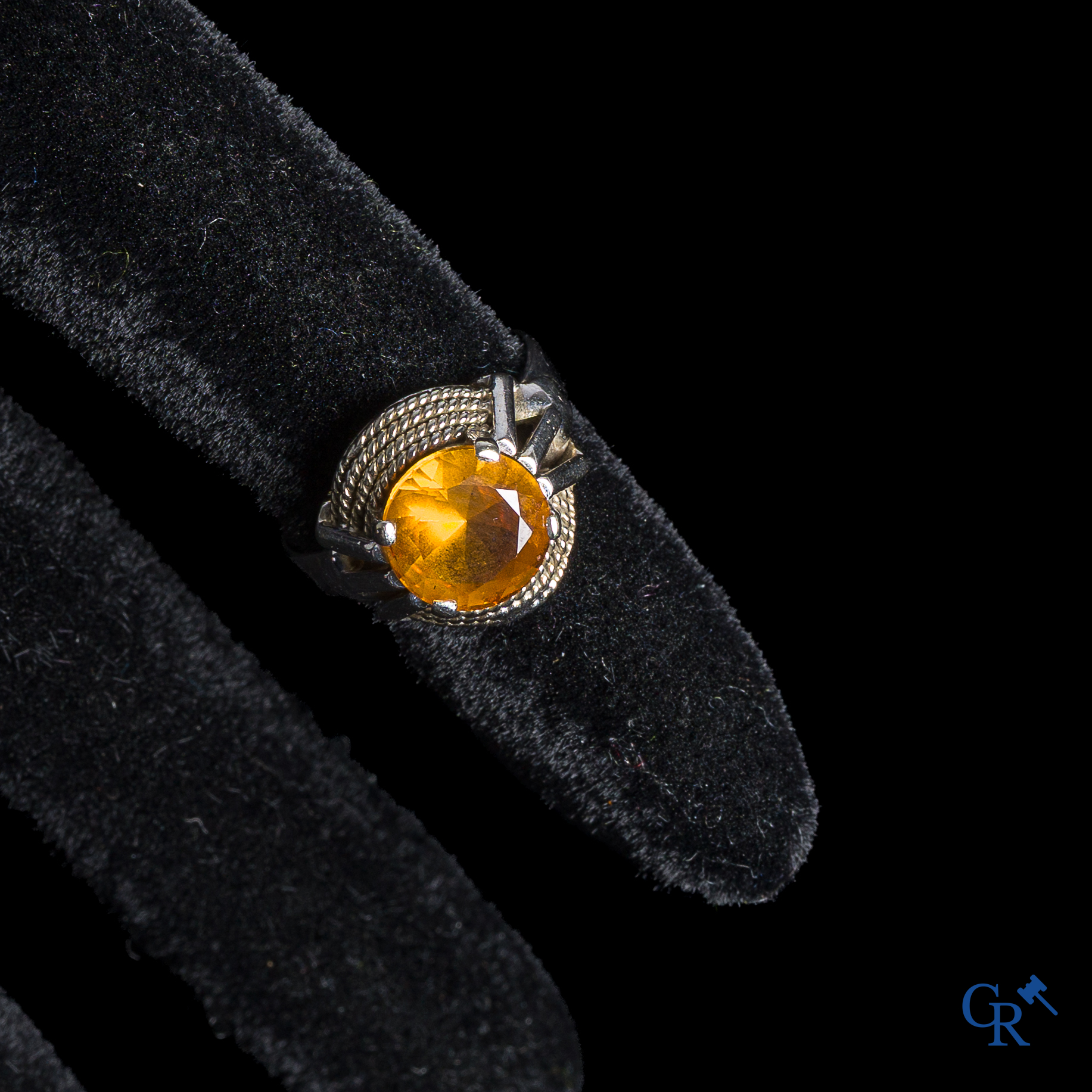 Bijoux. Bague en or blanc 750°/00 sertie d'une topaze.