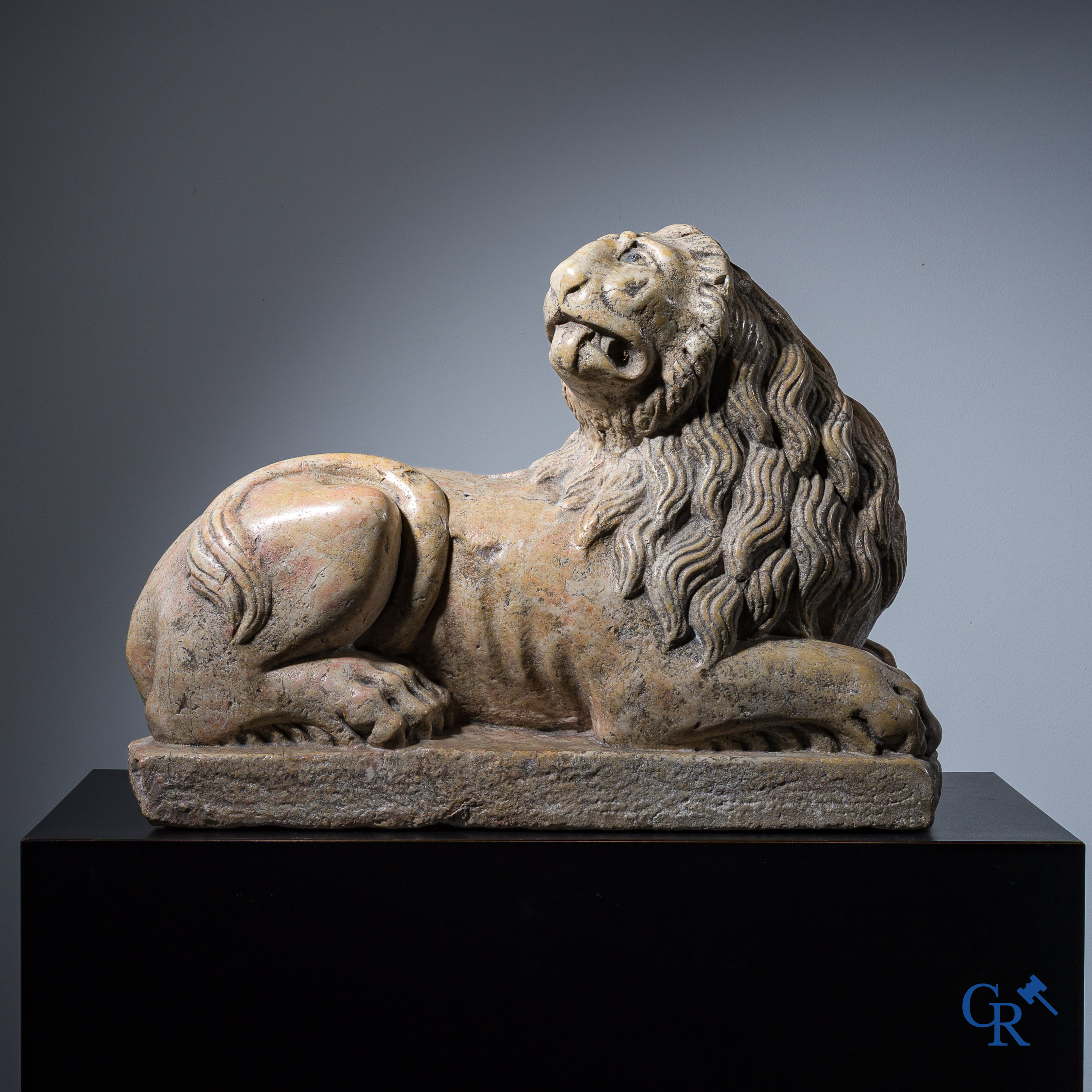 Lion couché taillé en marbre, pupilles en plomb. Italie, vers 1700.