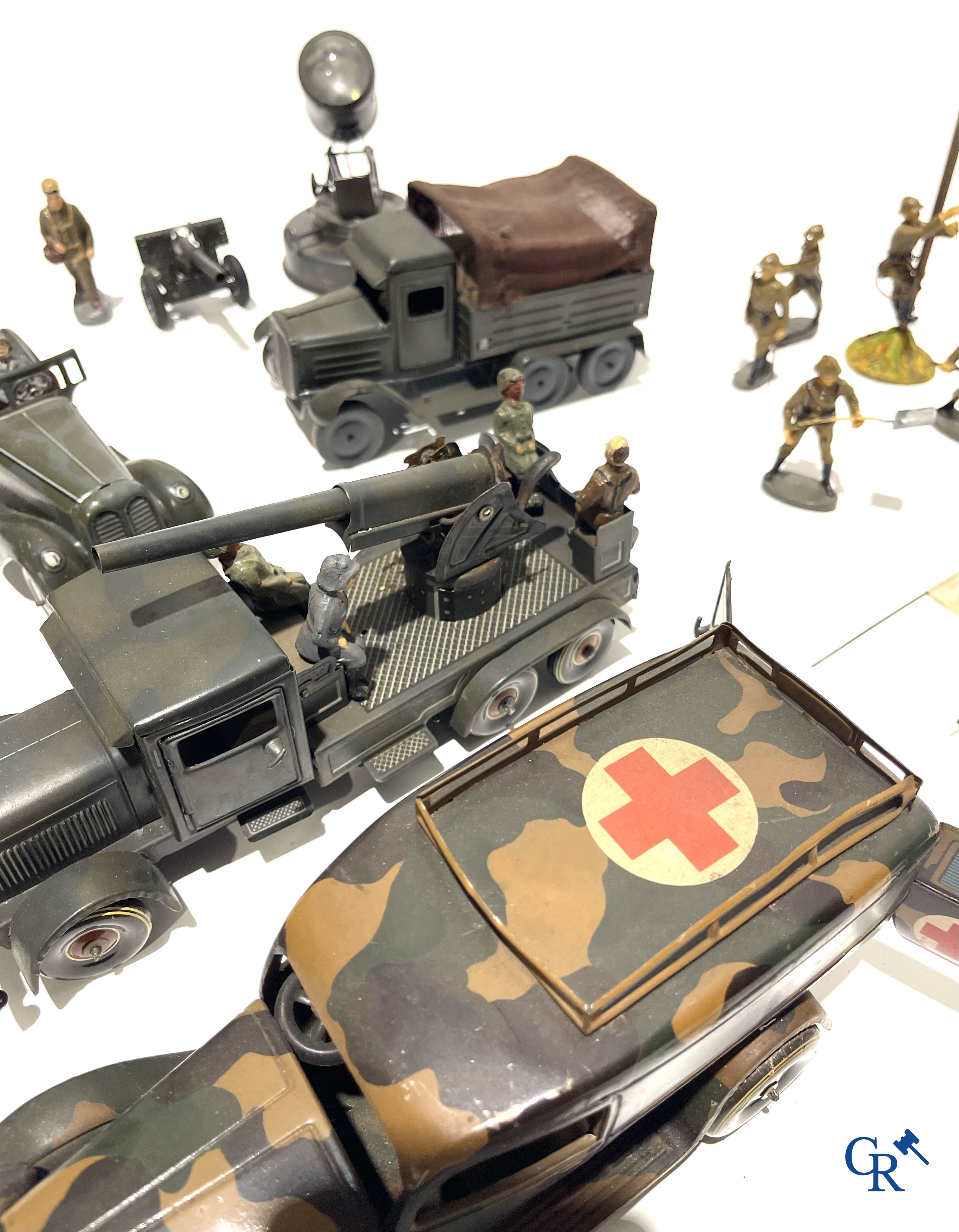 Jouets anciens. Lot de jouets militaires allemands exceptionnellement bien conservés en tôle lithographiée et des figurines en composite. Années '30-'40.