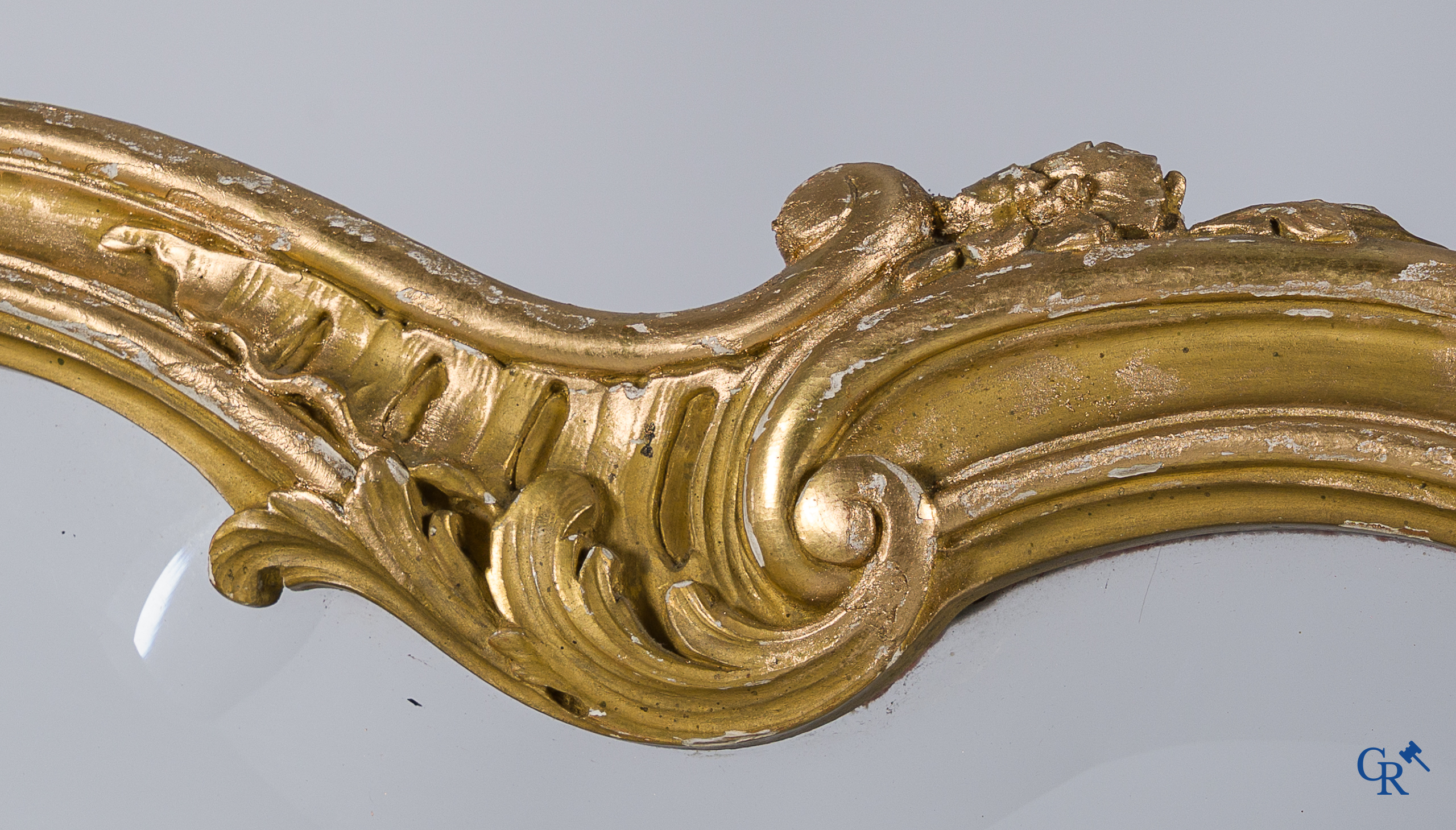 Paravent 3 pièces en bois finement sculpté et doré, décoré de broderie. Style LXV, vers 1900.
