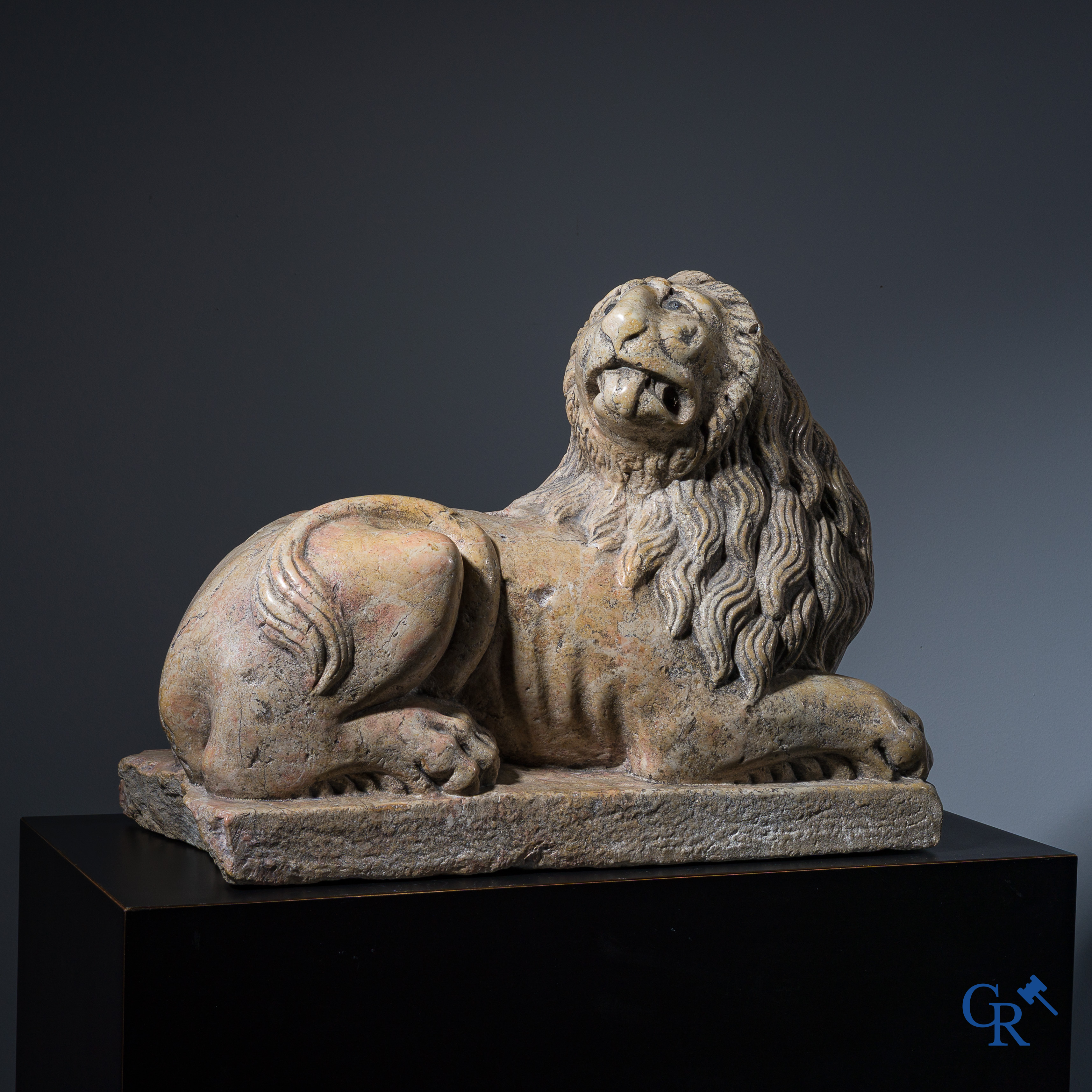 Lion couché taillé en marbre, pupilles en plomb. Italie, vers 1700.