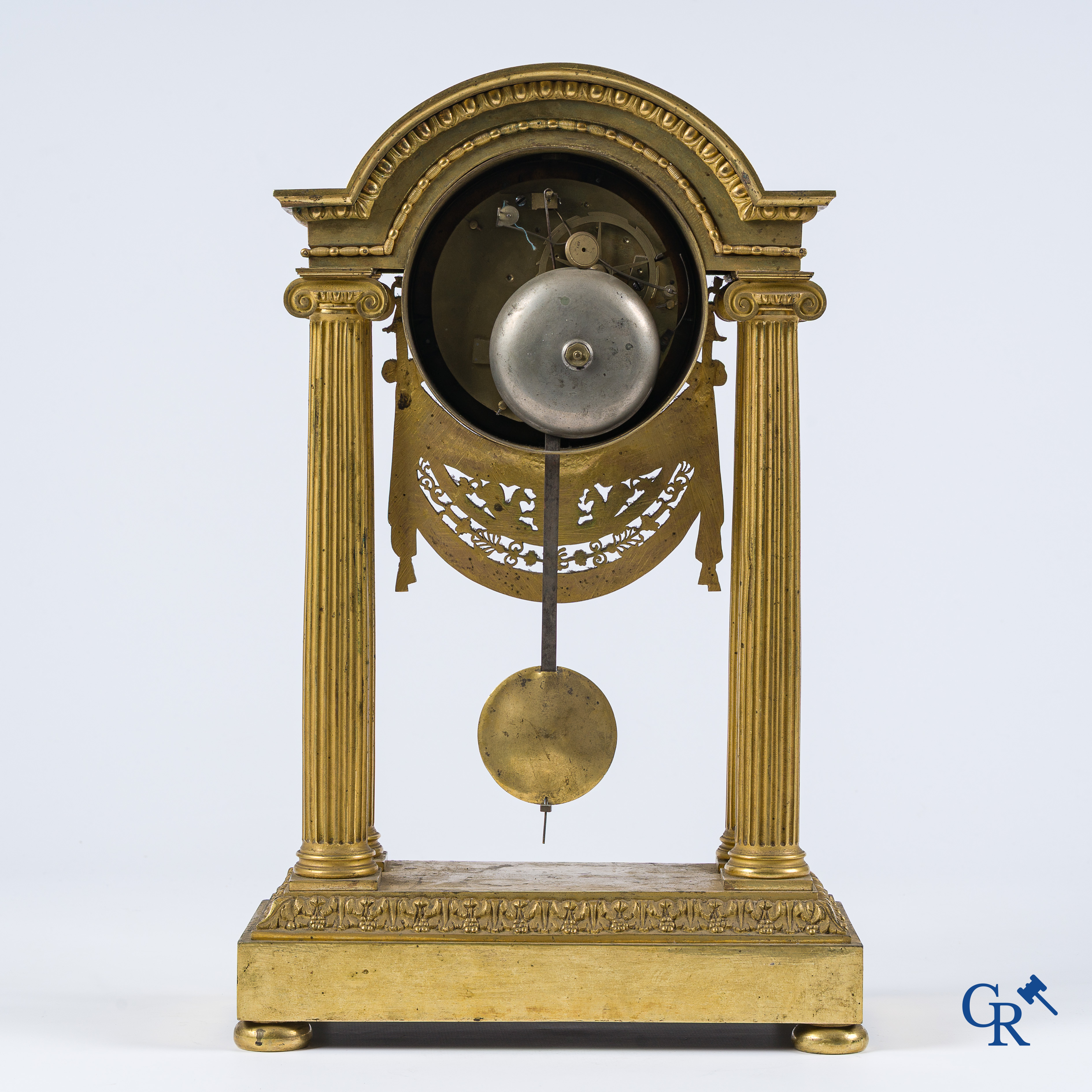 Warnier l'ainé à Paris. Portaalpendule met klassieke zuilen in fijn geciseleerd en verguld brons. Eind 18e eeuw.