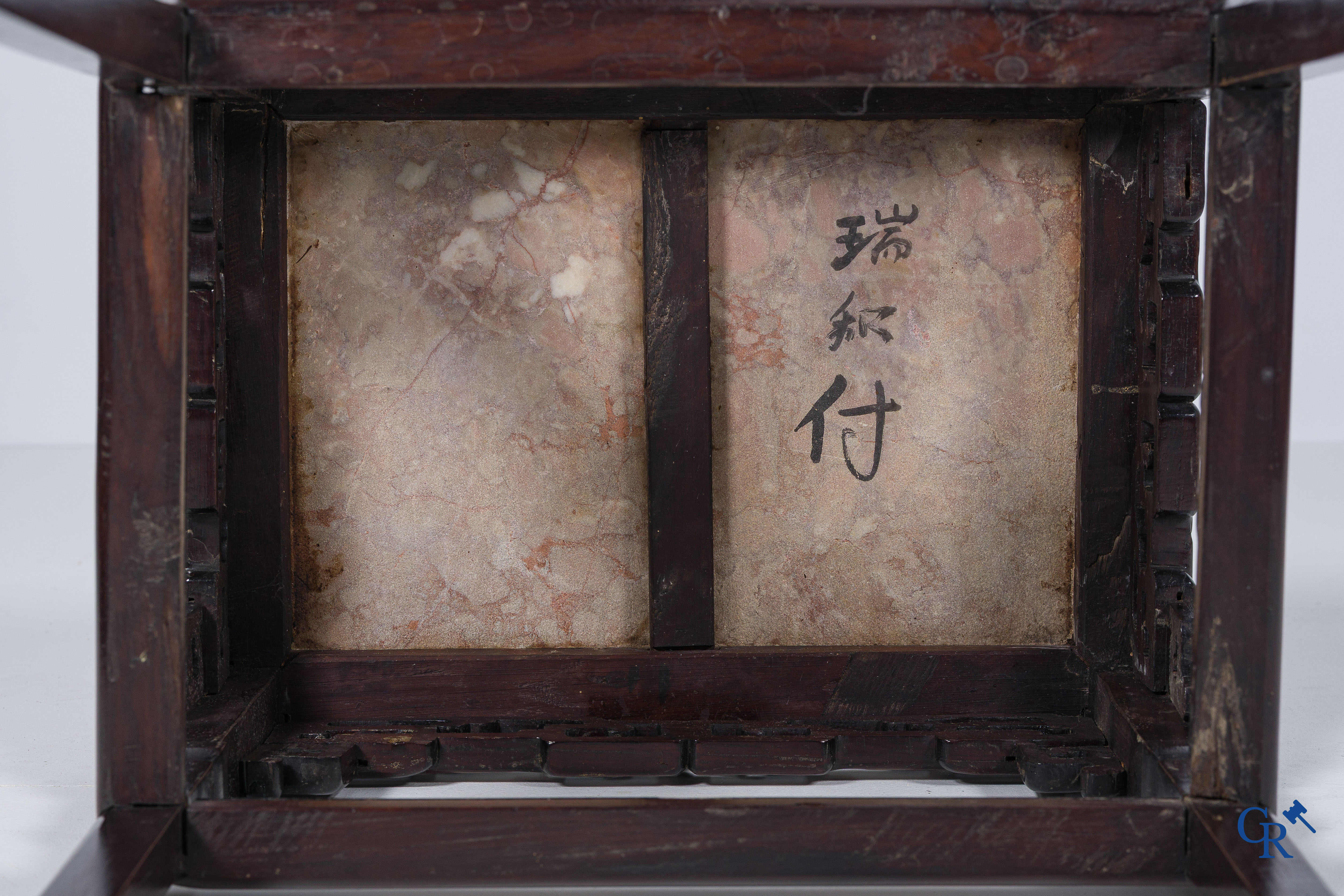 Art Asiatique. Piédestal chinois en bois dur finement sculpté. XIXème.