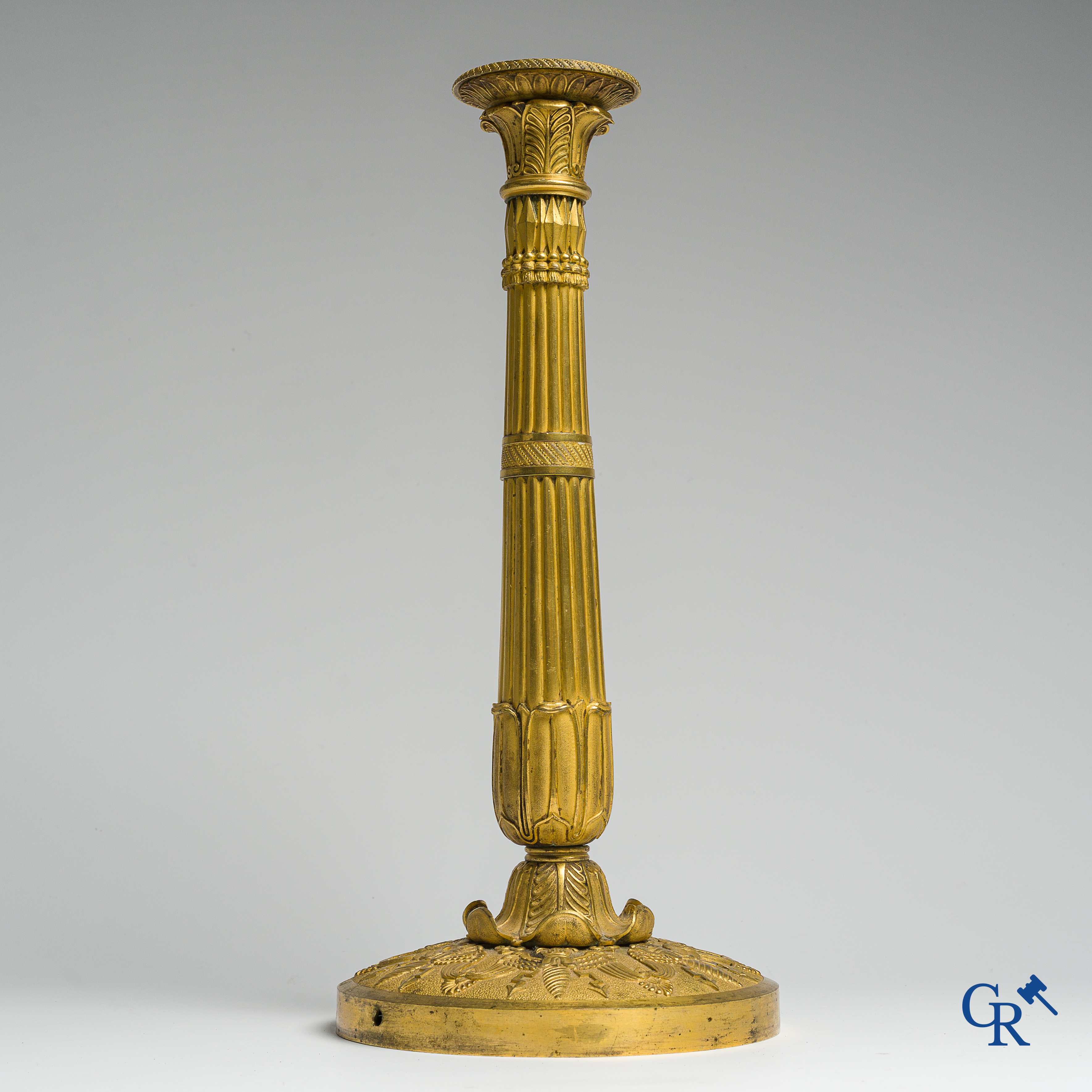 Epoque Empire. Exceptionnel et grand bougeoir en bronze finement ciselé et doré. France, vers 1810.